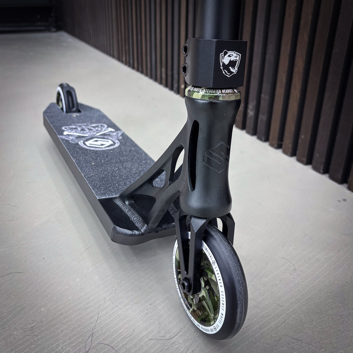 Scooter Builds Striker Camo Custom Build Stunt Scooter - Black/Rainbow – ScootWorld.de