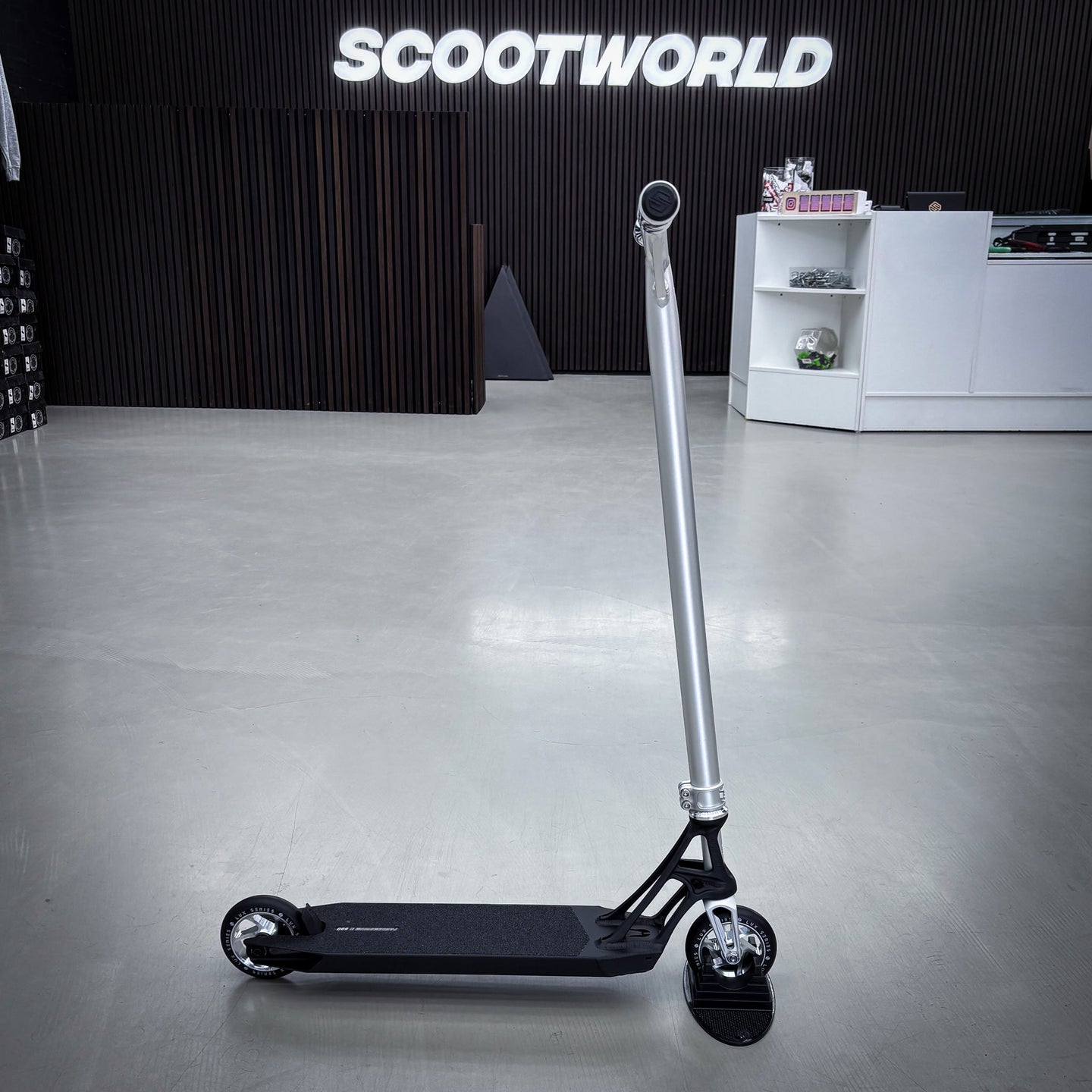 Striker Pande Black/Silver Custom Build - Schwarz/Silber-ScootWorld.de