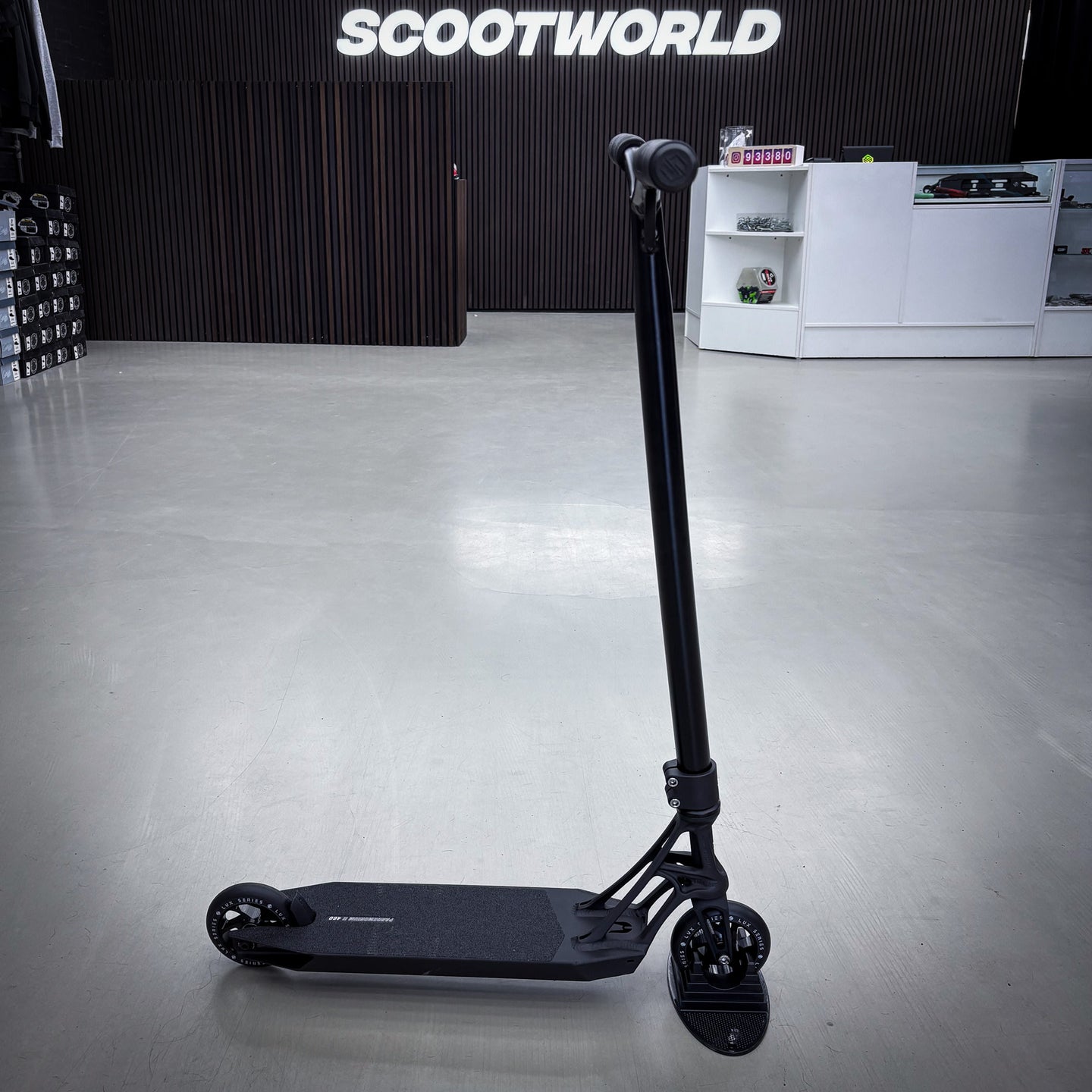 Striker Full Black Custom Build - Black-ScootWorld.de