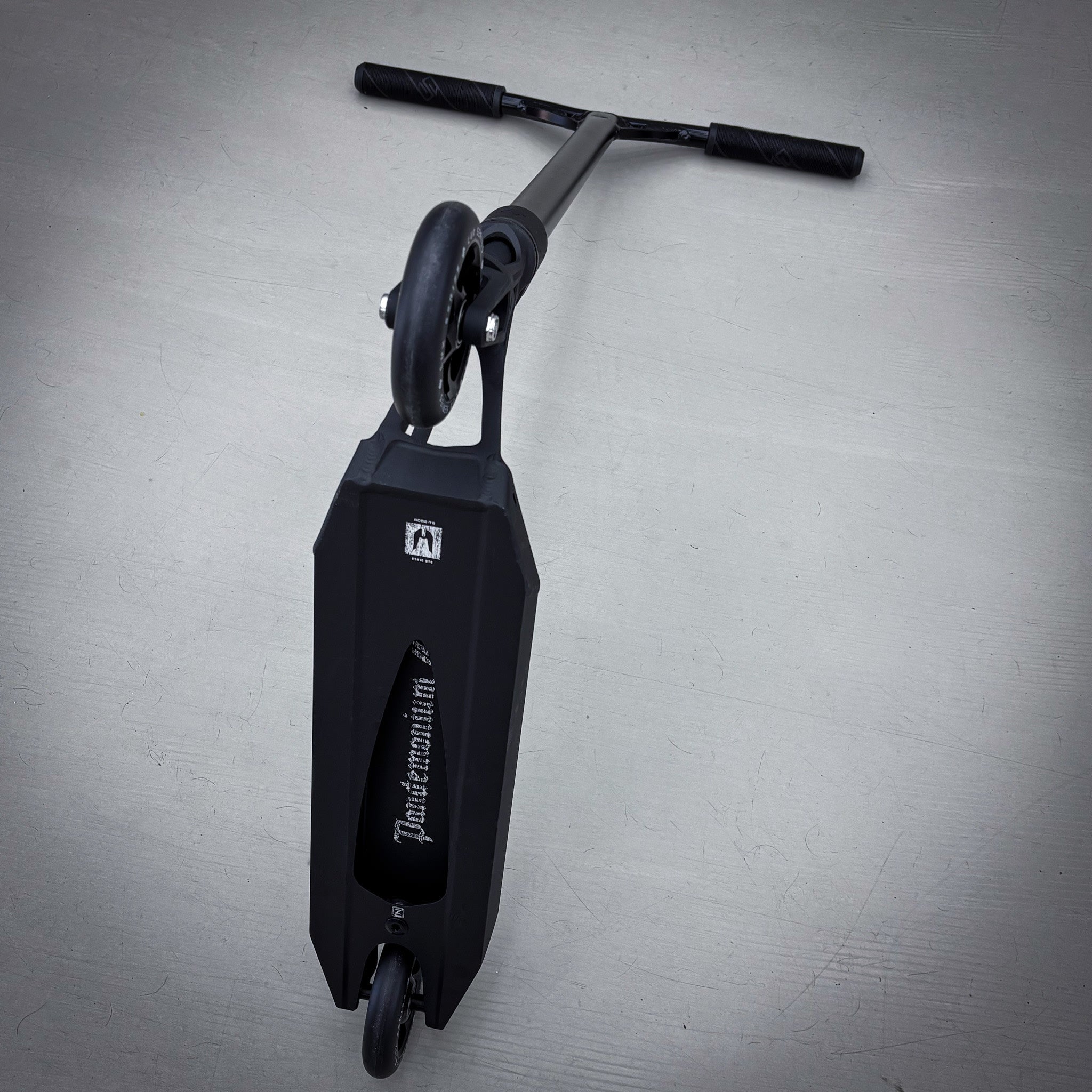 Striker Full Black Custom Build - Black-ScootWorld.de