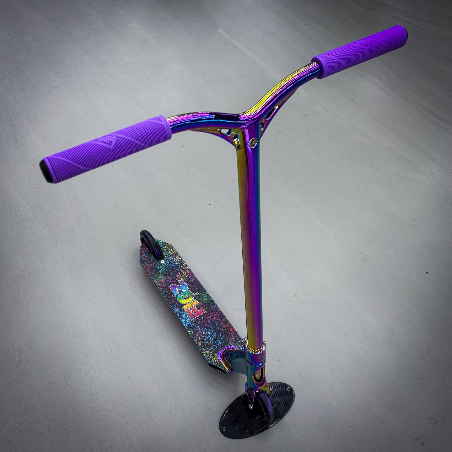 Striker Full Rainbow Custom Build - Rainbow-ScootWorld.de