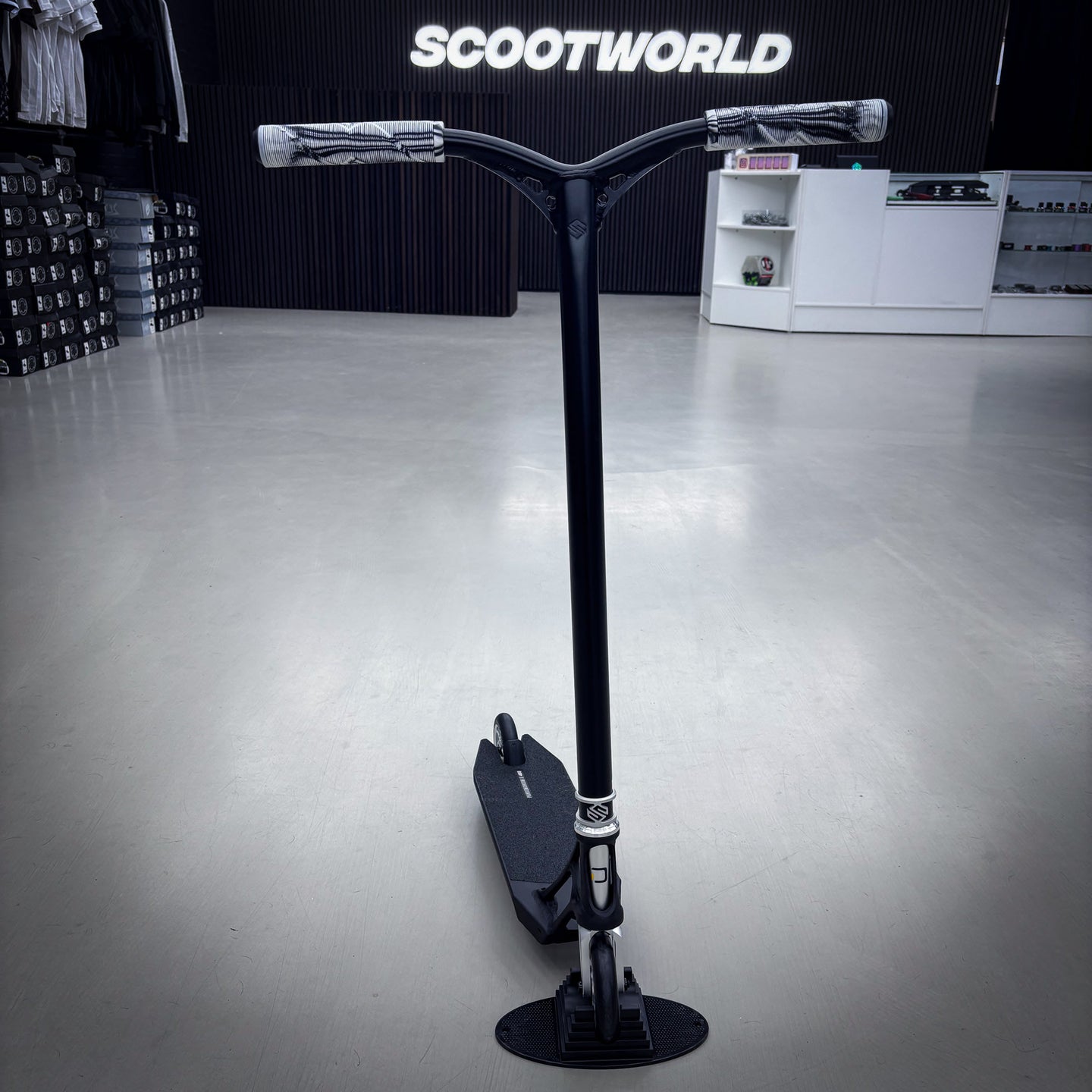 Striker Pande Black/Silver 460mm Custom Build - Schwarz/Silber-ScootWorld.de