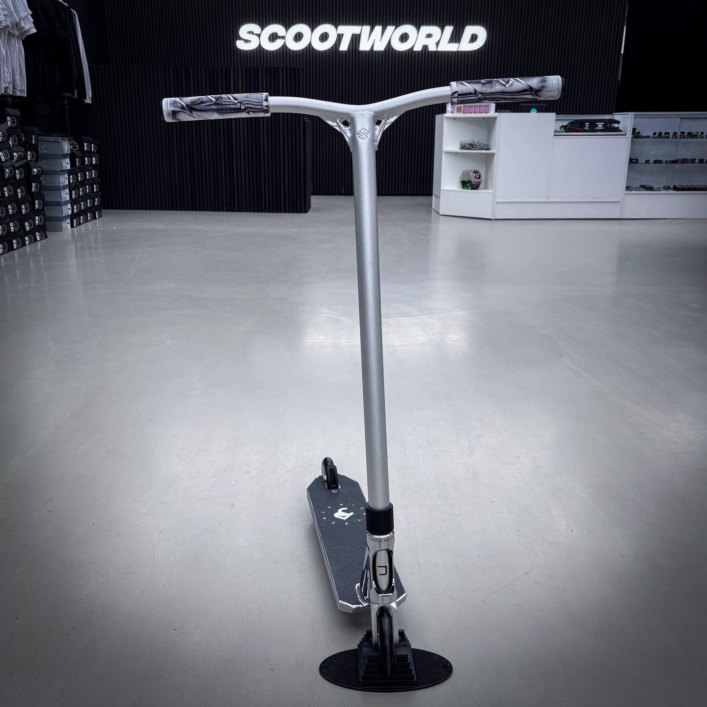 Striker BenJ Silver Custom Build - Silver-ScootWorld.de