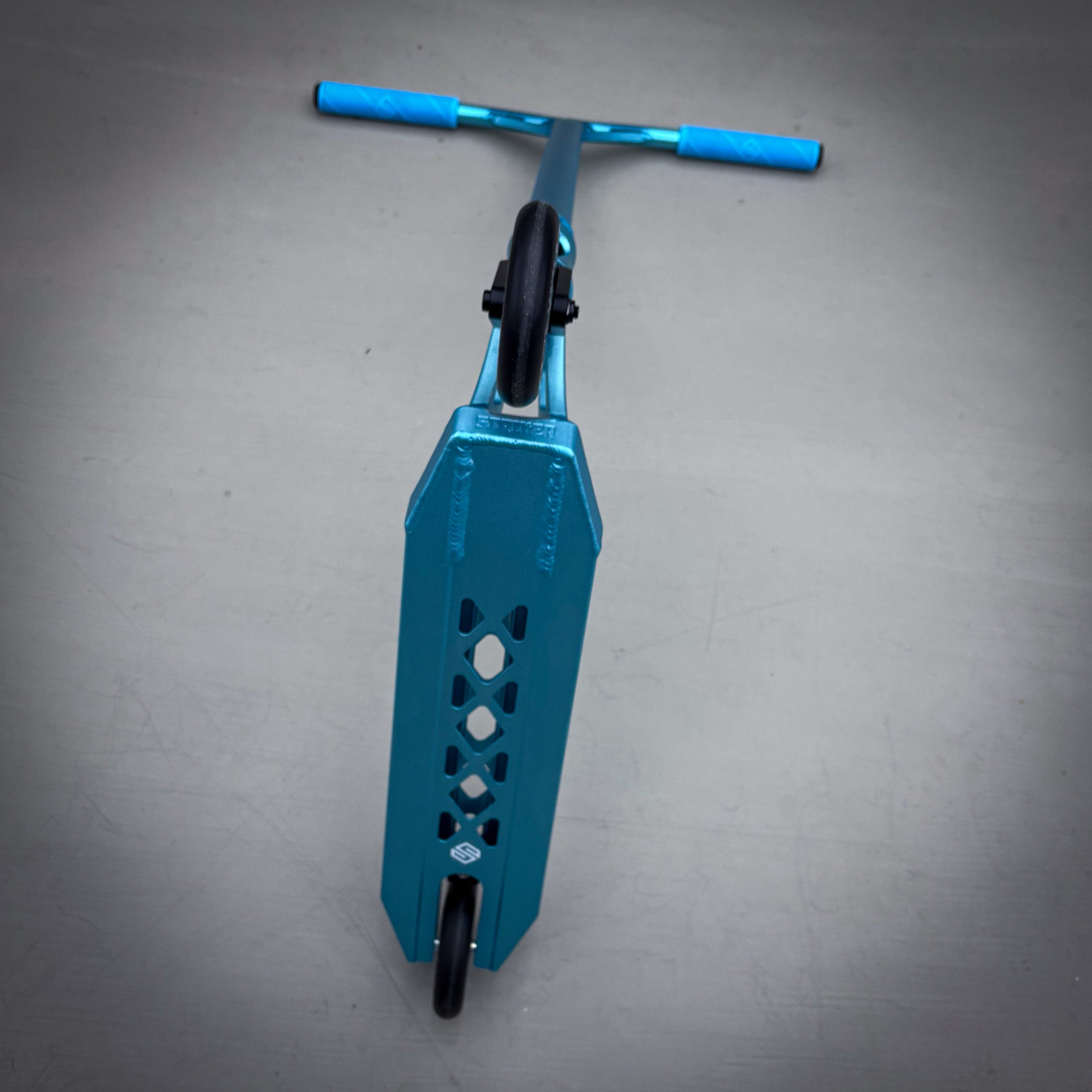 Striker Aether Teal Custom Build - Teal-ScootWorld.de