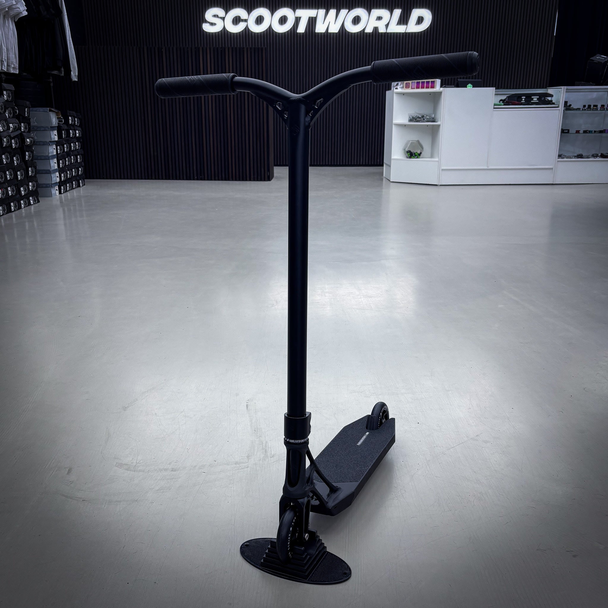 Striker Pande Black 460 Custom Build - Black-ScootWorld.de