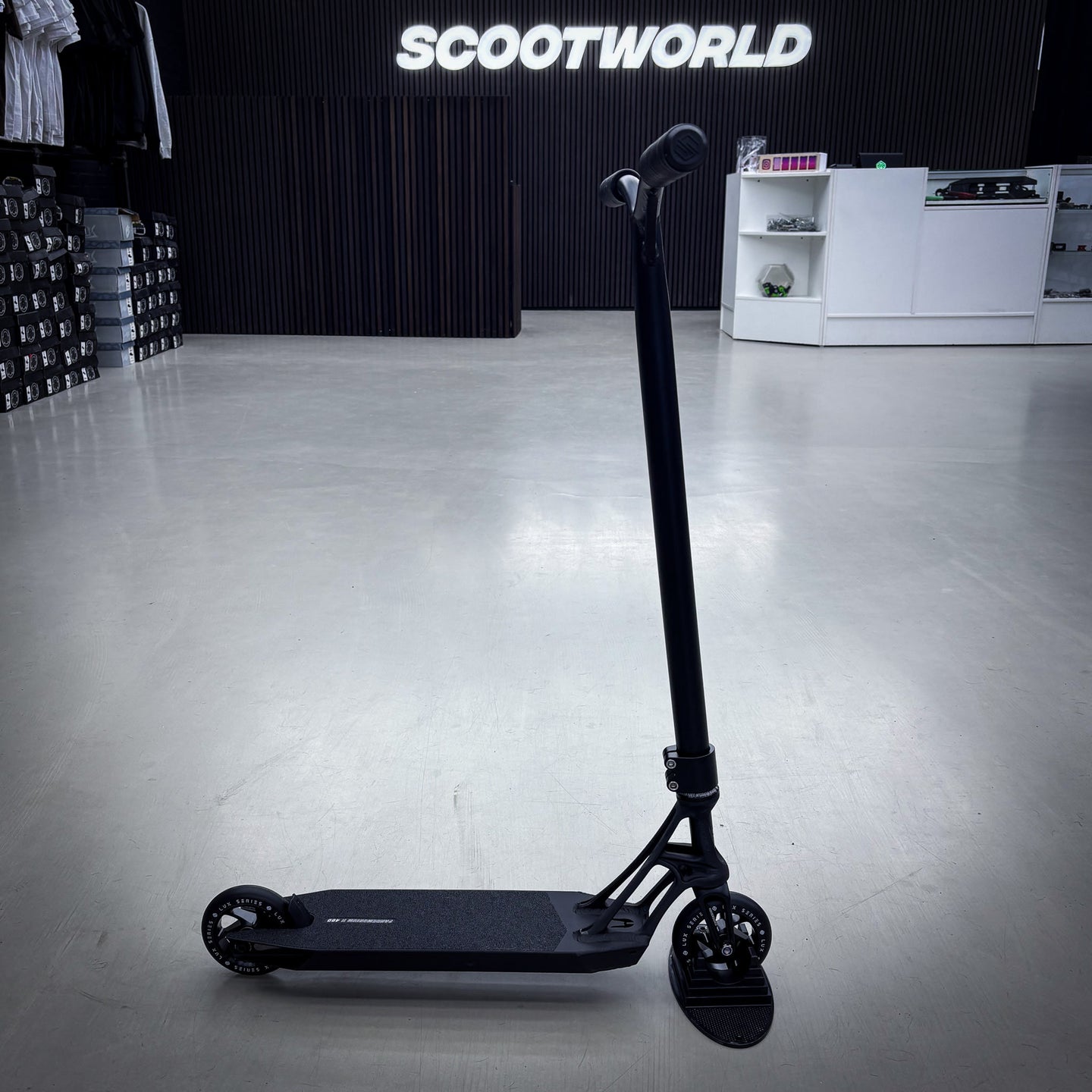 Striker Pande Black 460 Custom Build - Black-ScootWorld.de