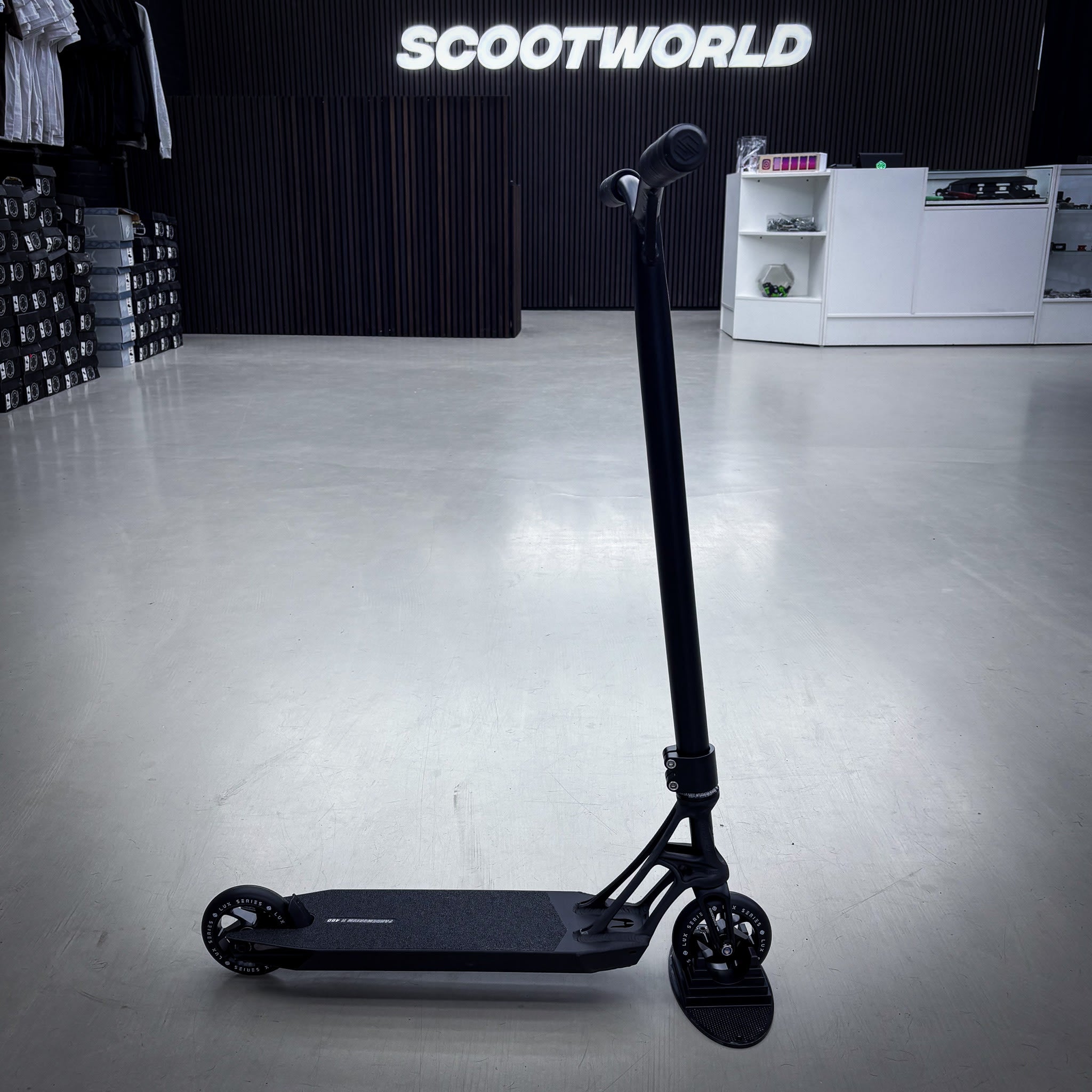 Striker Pande Black 460 Custom Build - Black-ScootWorld.de