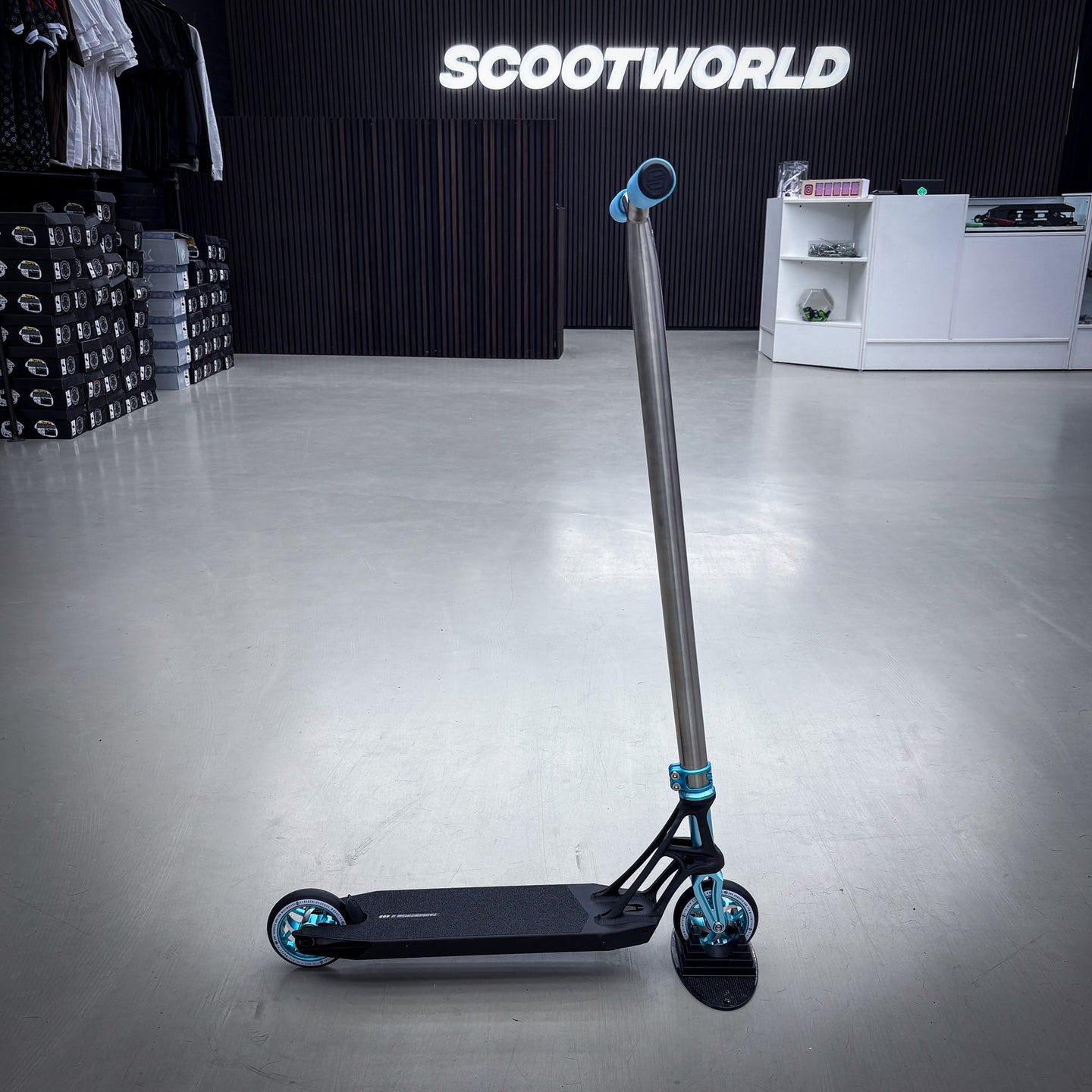 Striker Titan Bend Pande Custom Build - Schwarz/Türkis/Silber-ScootWorld.de