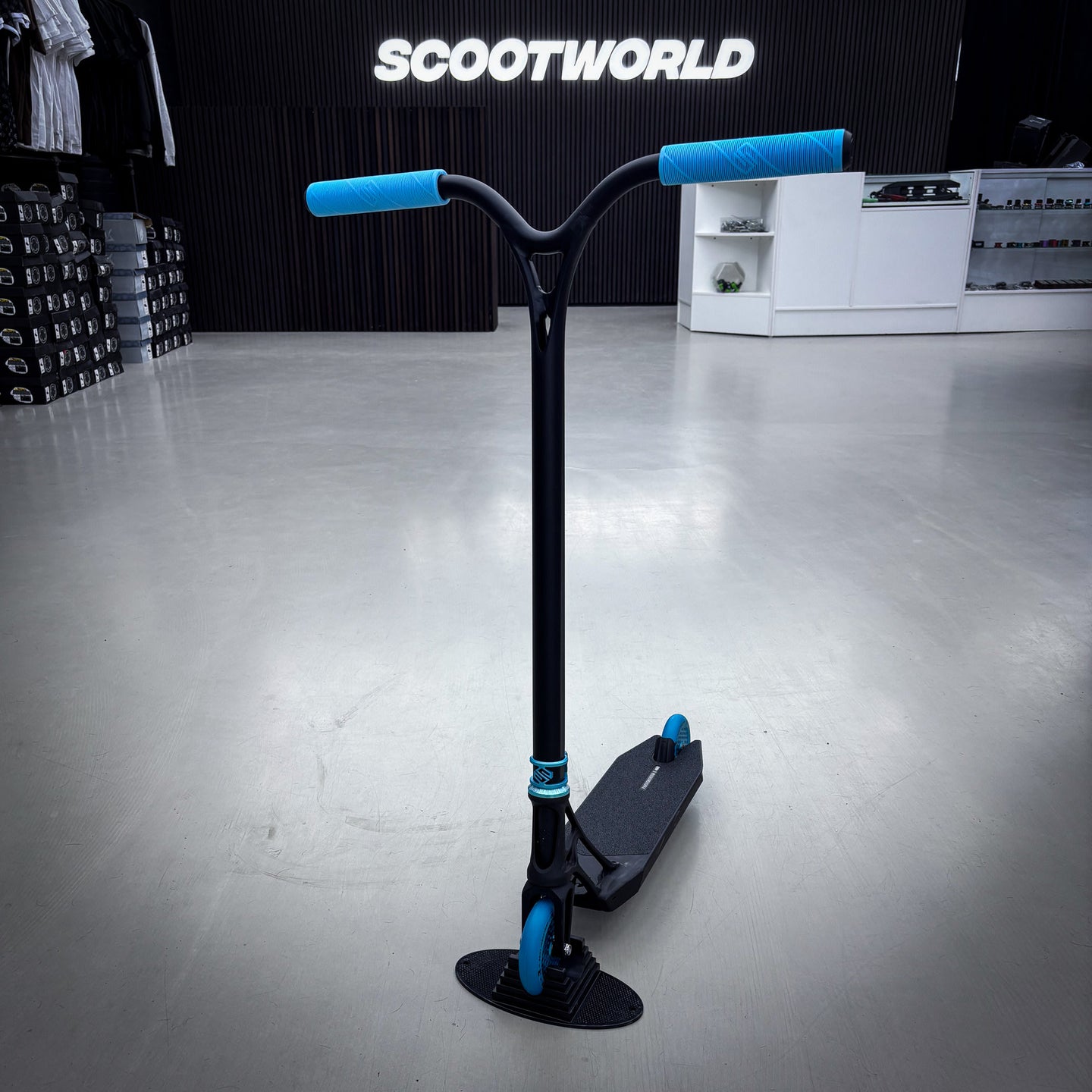 Striker Pande Lightweight 2 Custom Build - Black/Teal-ScootWorld.de