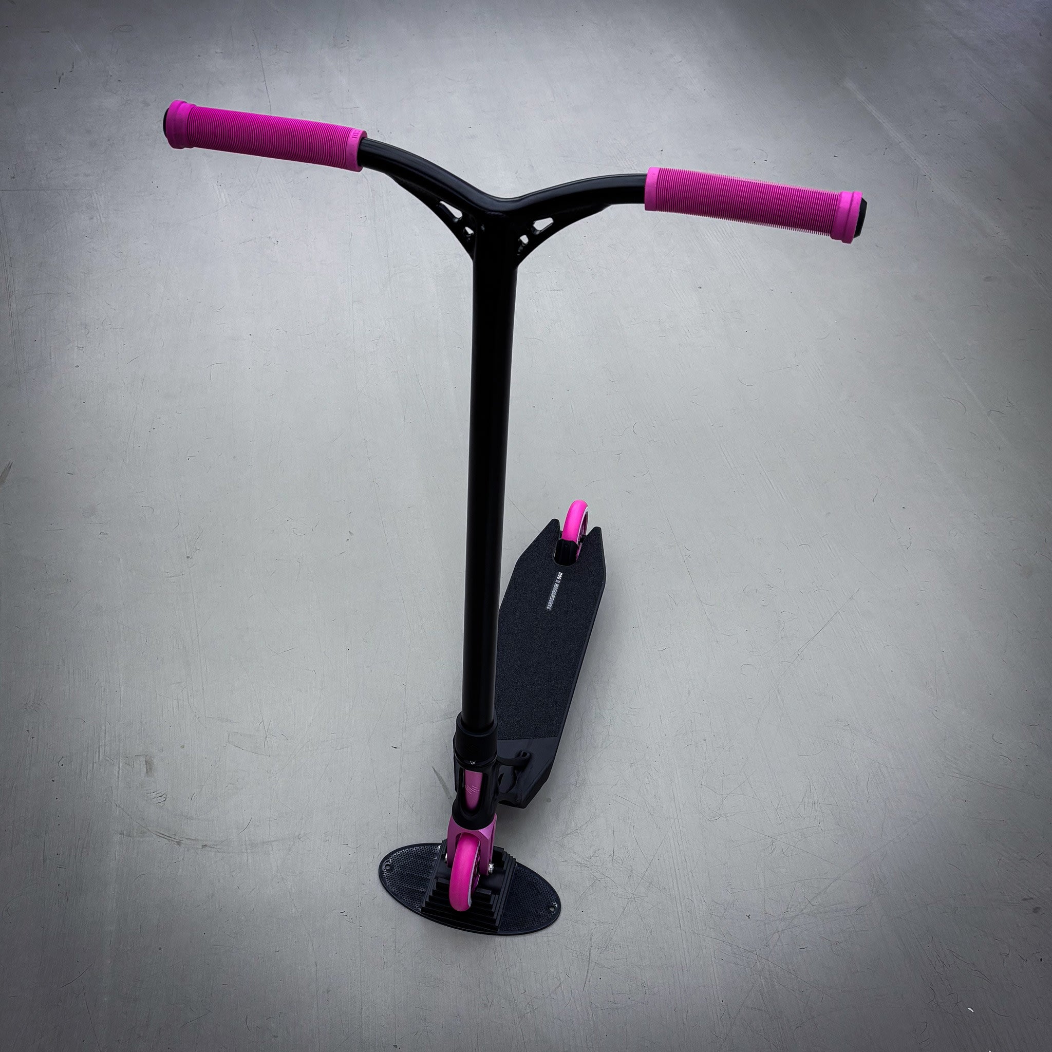 Striker Pande Black/Pink Custom Build - Black/Pink-ScootWorld.de