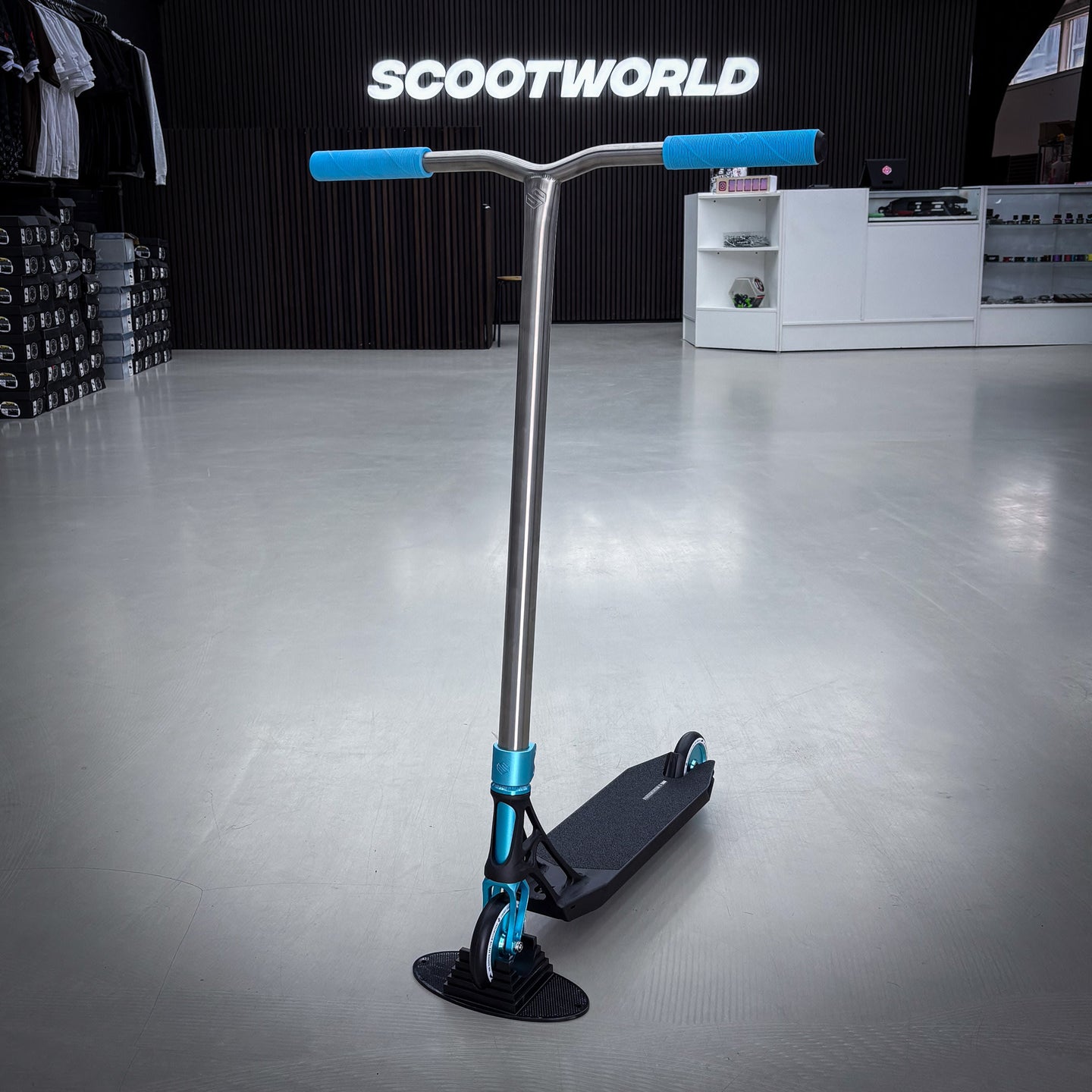 Striker Titan Pande Black Teal Silv Custom Build - Black/Teal/Silver-ScootWorld.de