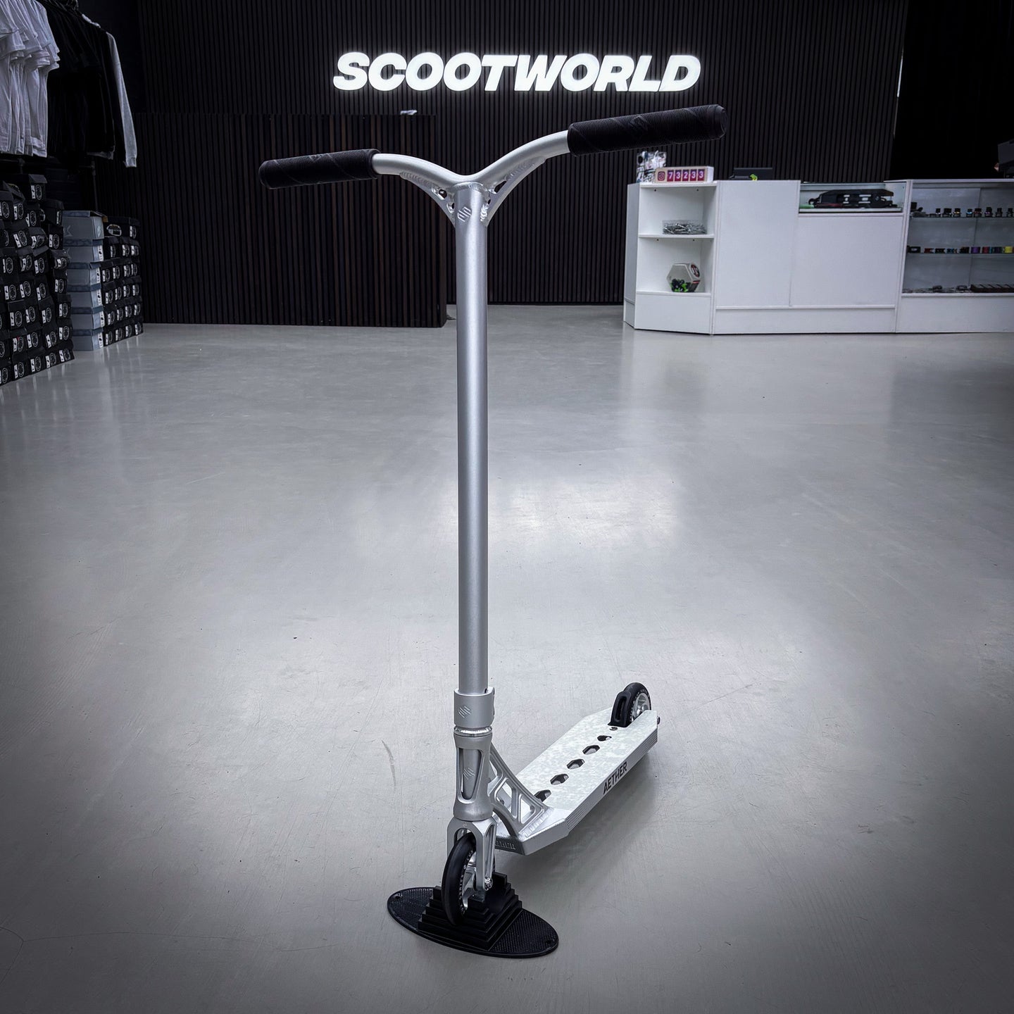 Striker Aether Silver Custom Build - Silver-ScootWorld.de