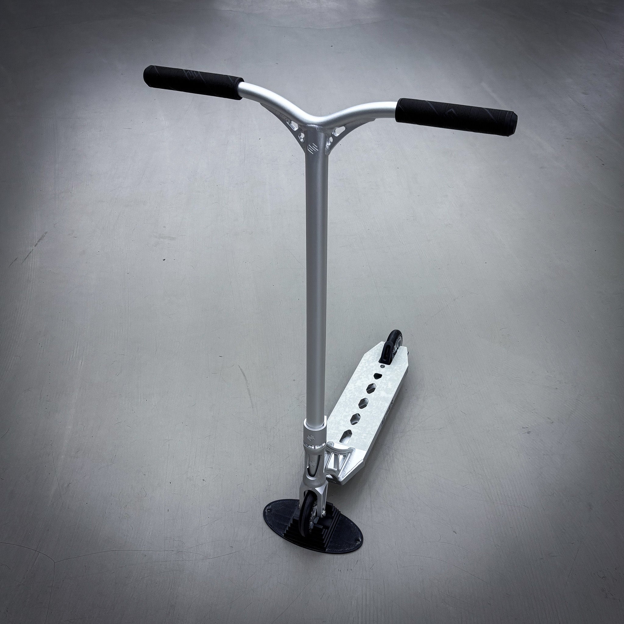 Striker Aether Silver Custom Build - Silver-ScootWorld.de