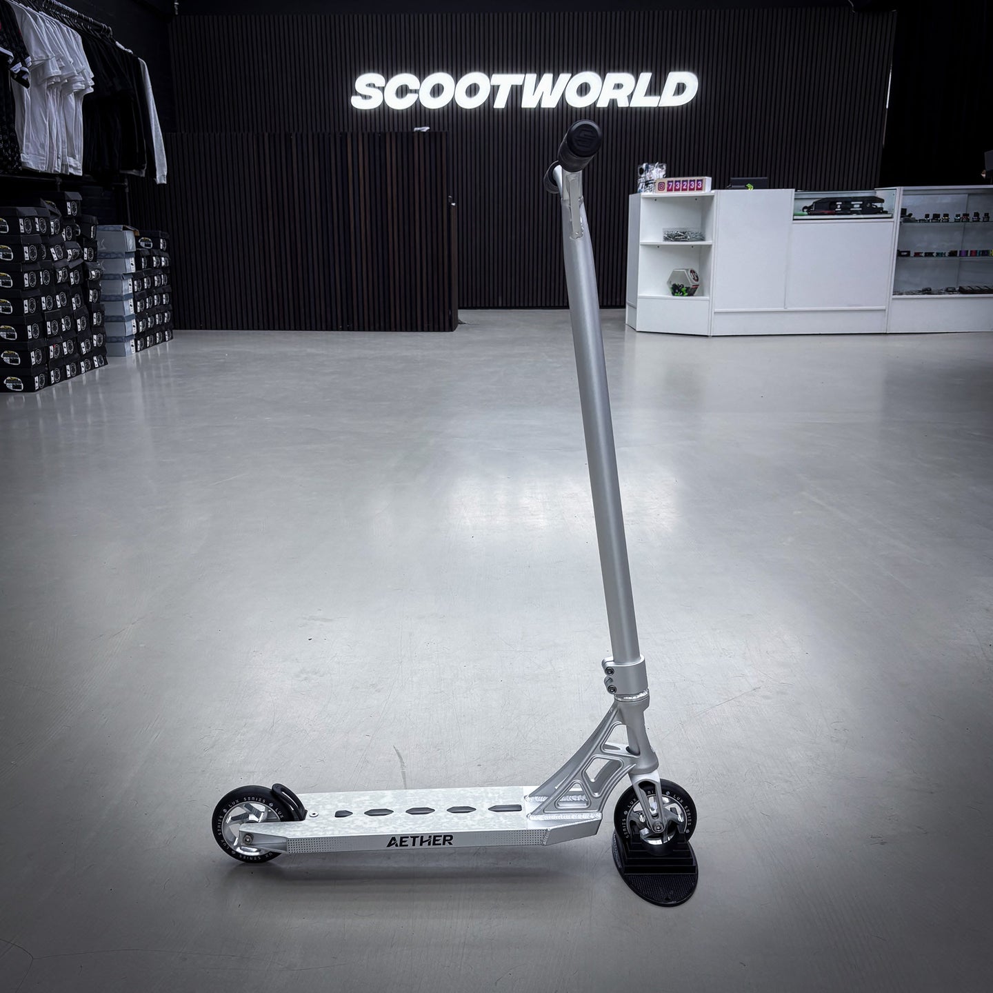 Striker Aether Silver Custom Build - Silver-ScootWorld.de