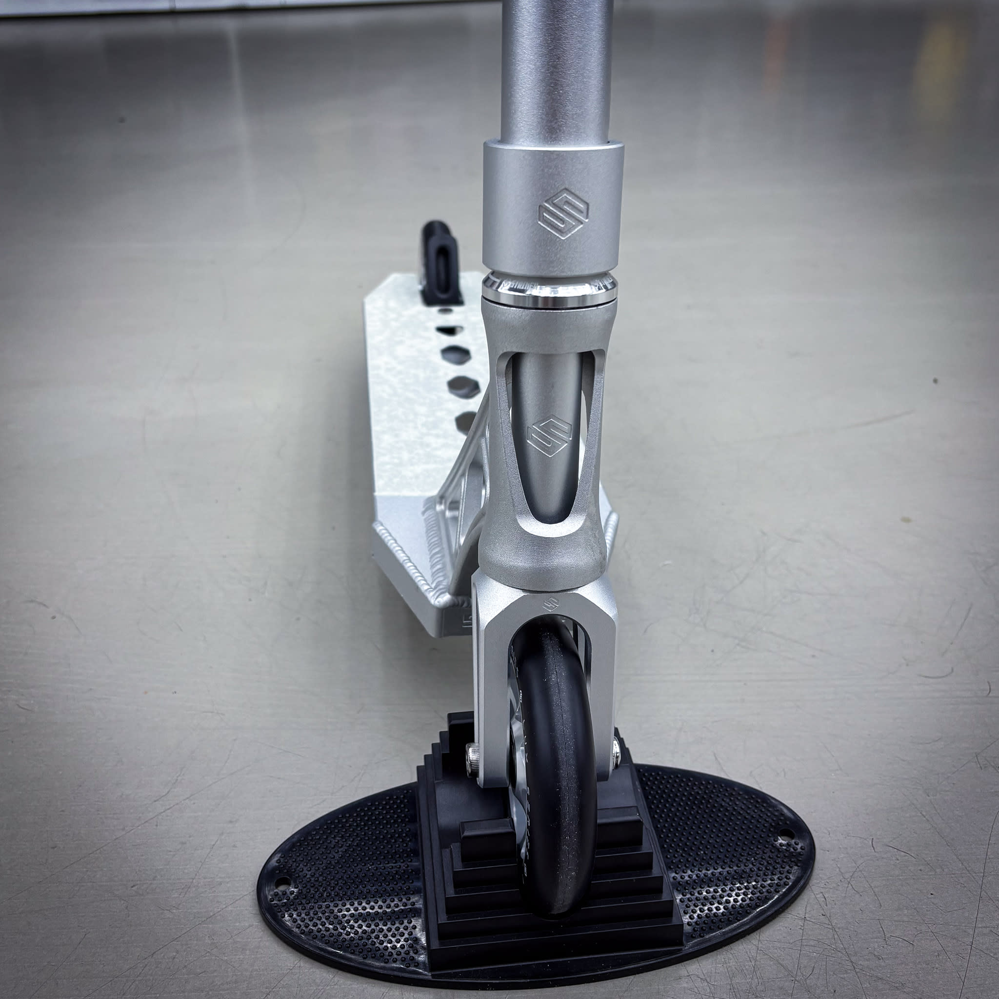 Striker Aether Silver Custom Build - Silver-ScootWorld.de
