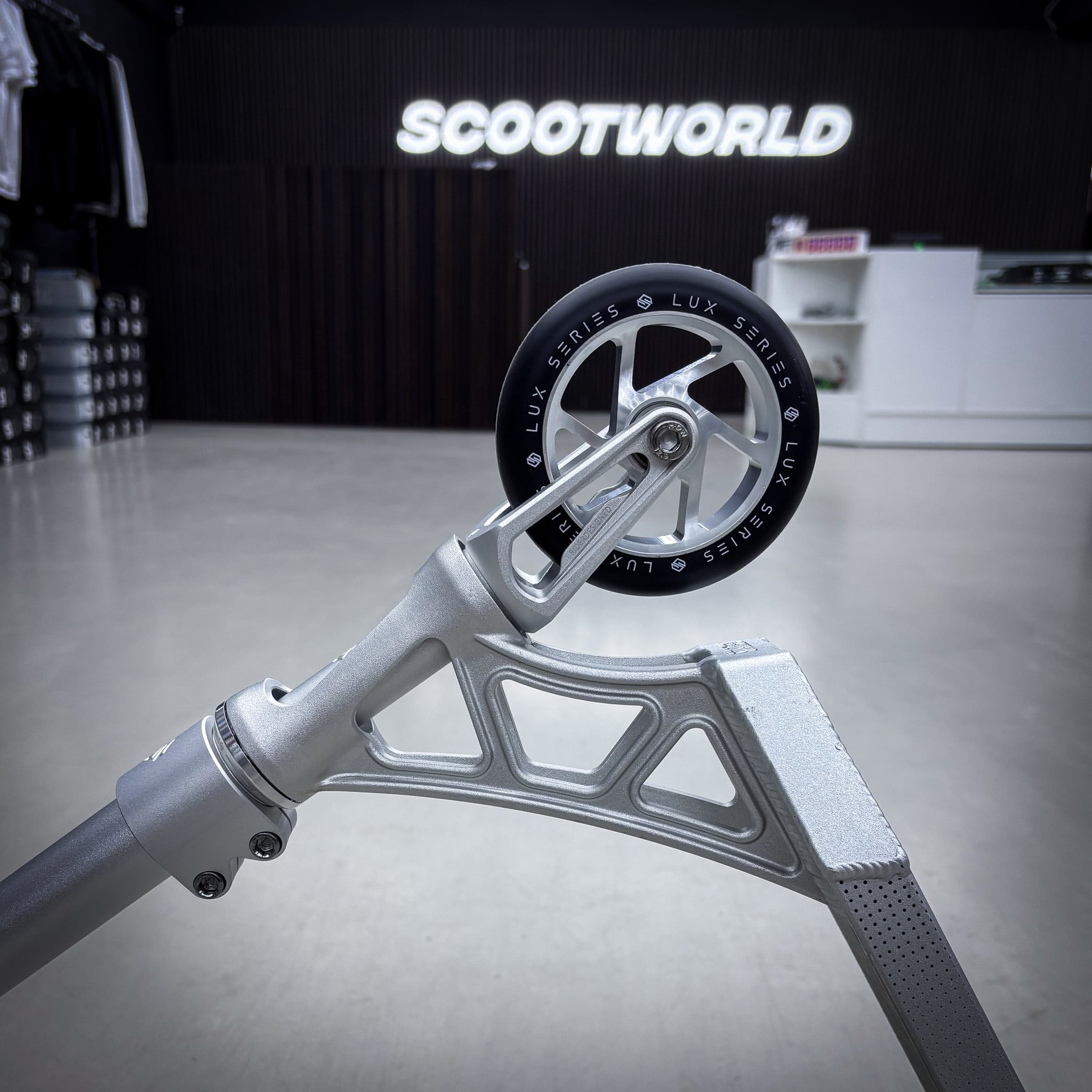 Striker Aether Silver Custom Build - Silver-ScootWorld.de