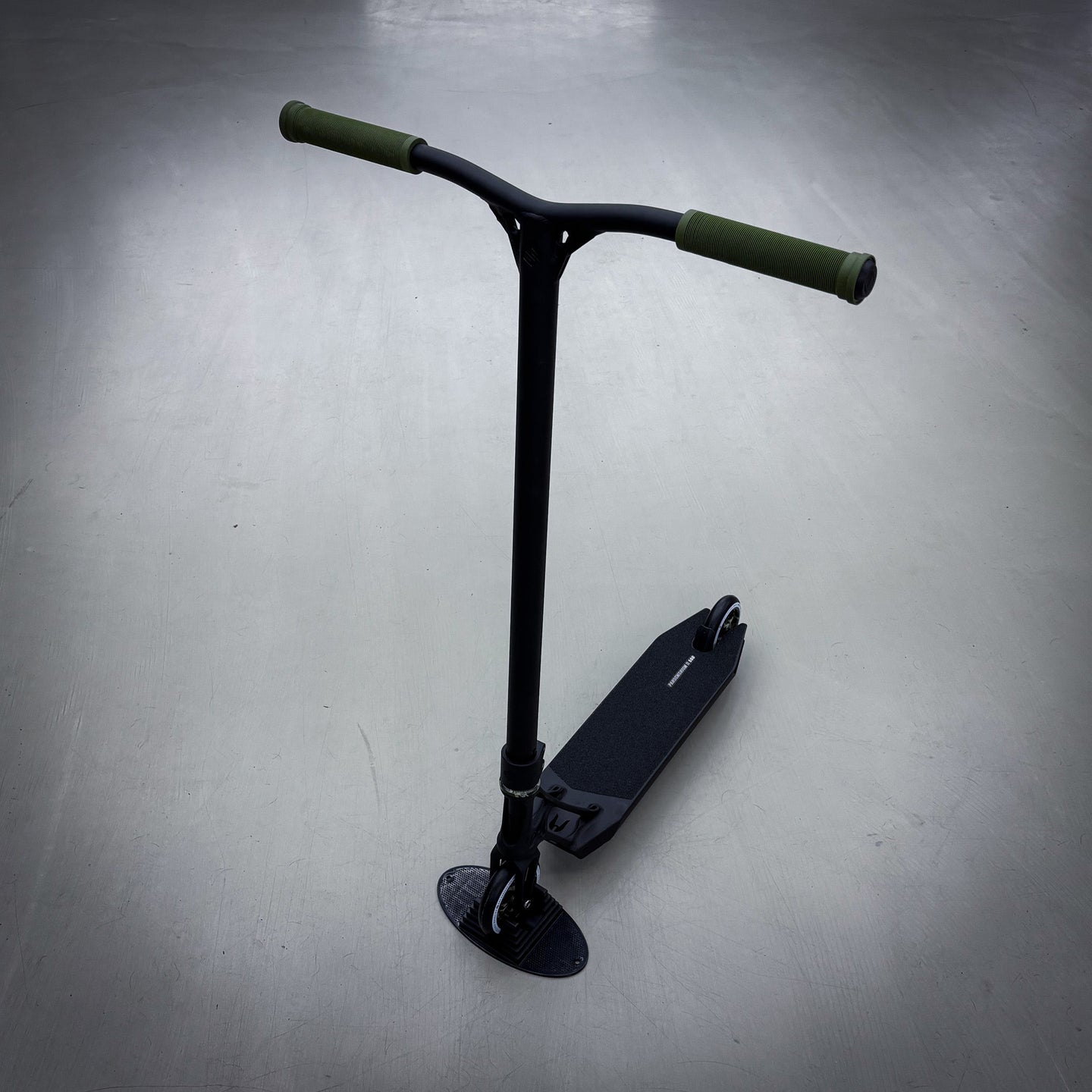 Striker Ethic Pande Black Camo Custom Build - Schwarz/Grün-ScootWorld.de