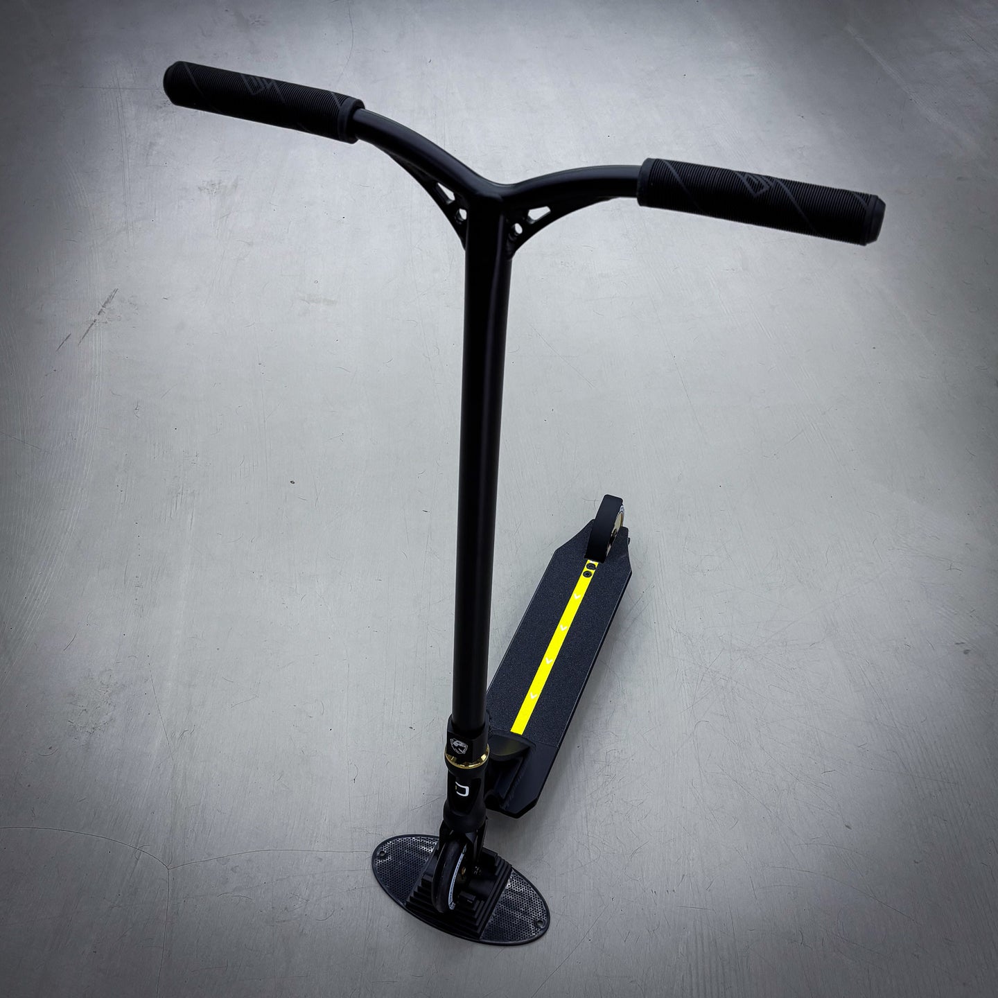 Striker Panda Freestyle Custom Build - Schwarz/Gold-ScootWorld.de