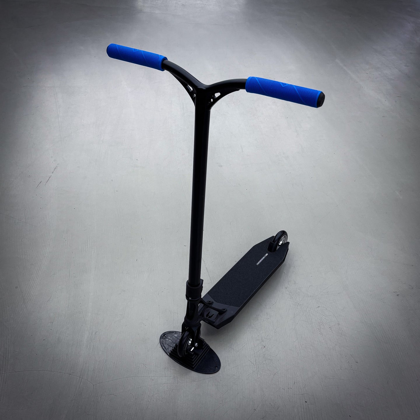 Striker Ethic Pandemonium Custom Build - Schwarz/Blau-ScootWorld.de