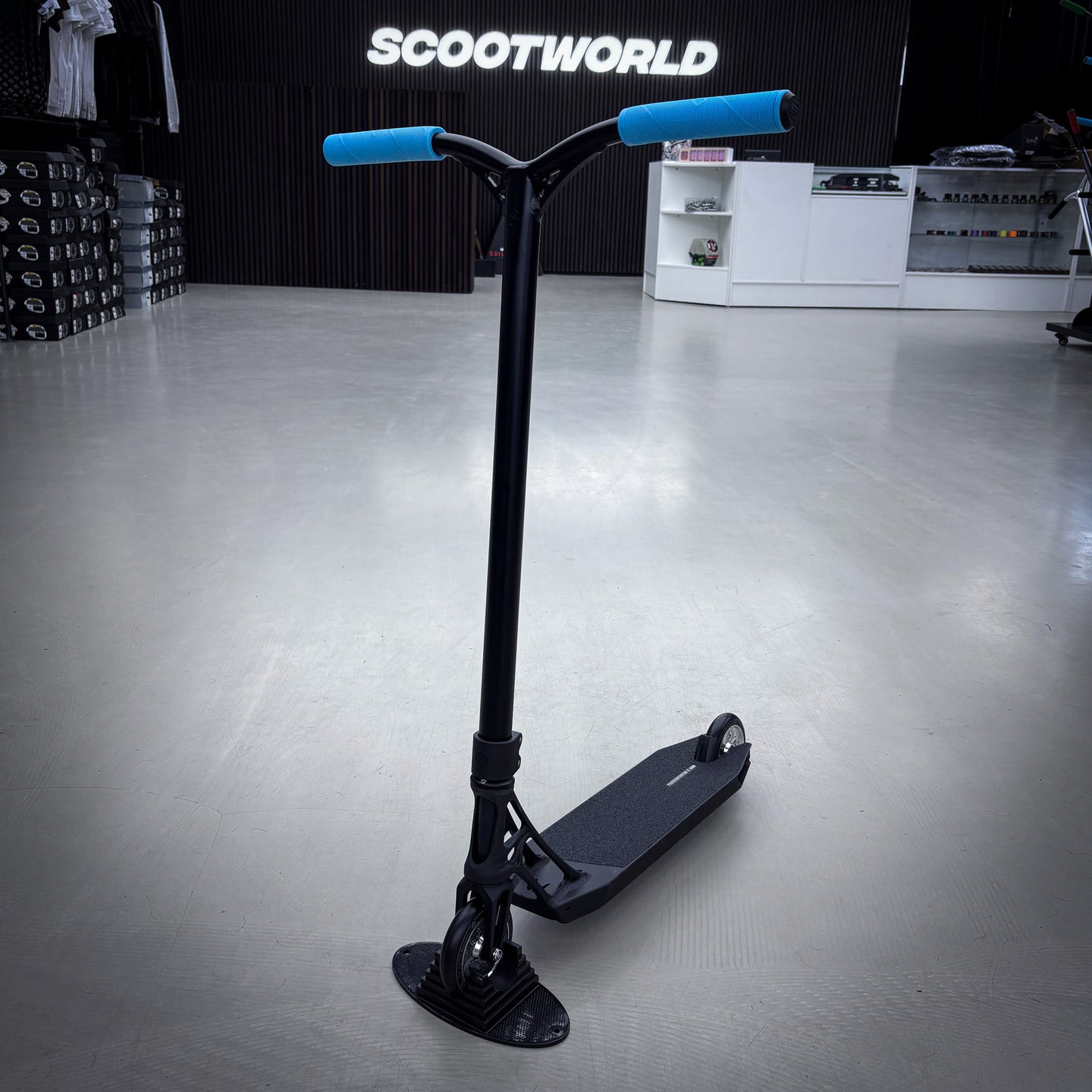 Striker Ethic Pandemonium Custom Build - Schwarz/Türkis-ScootWorld.de