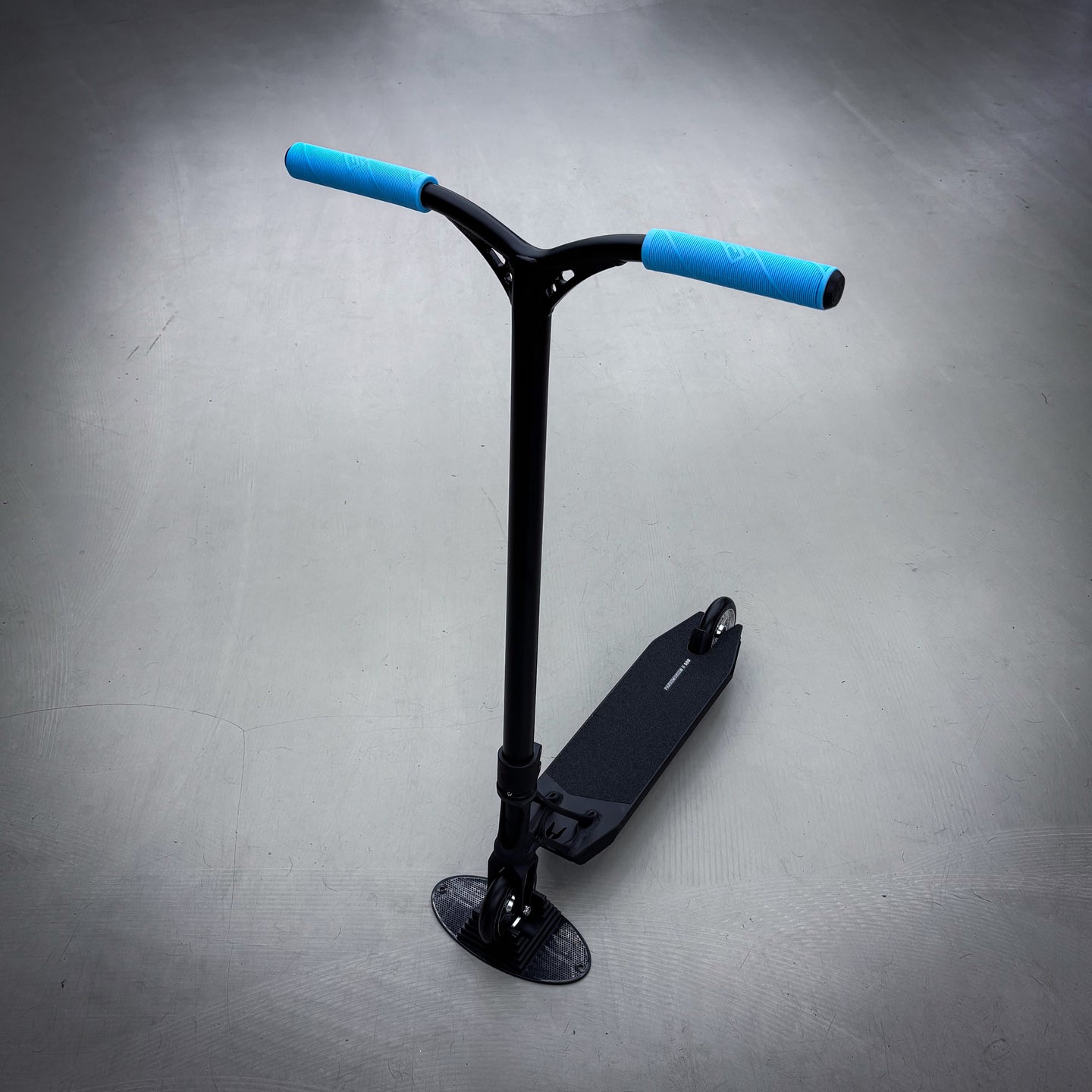 Striker Ethic Pandemonium Custom Build - Schwarz/Türkis-ScootWorld.de