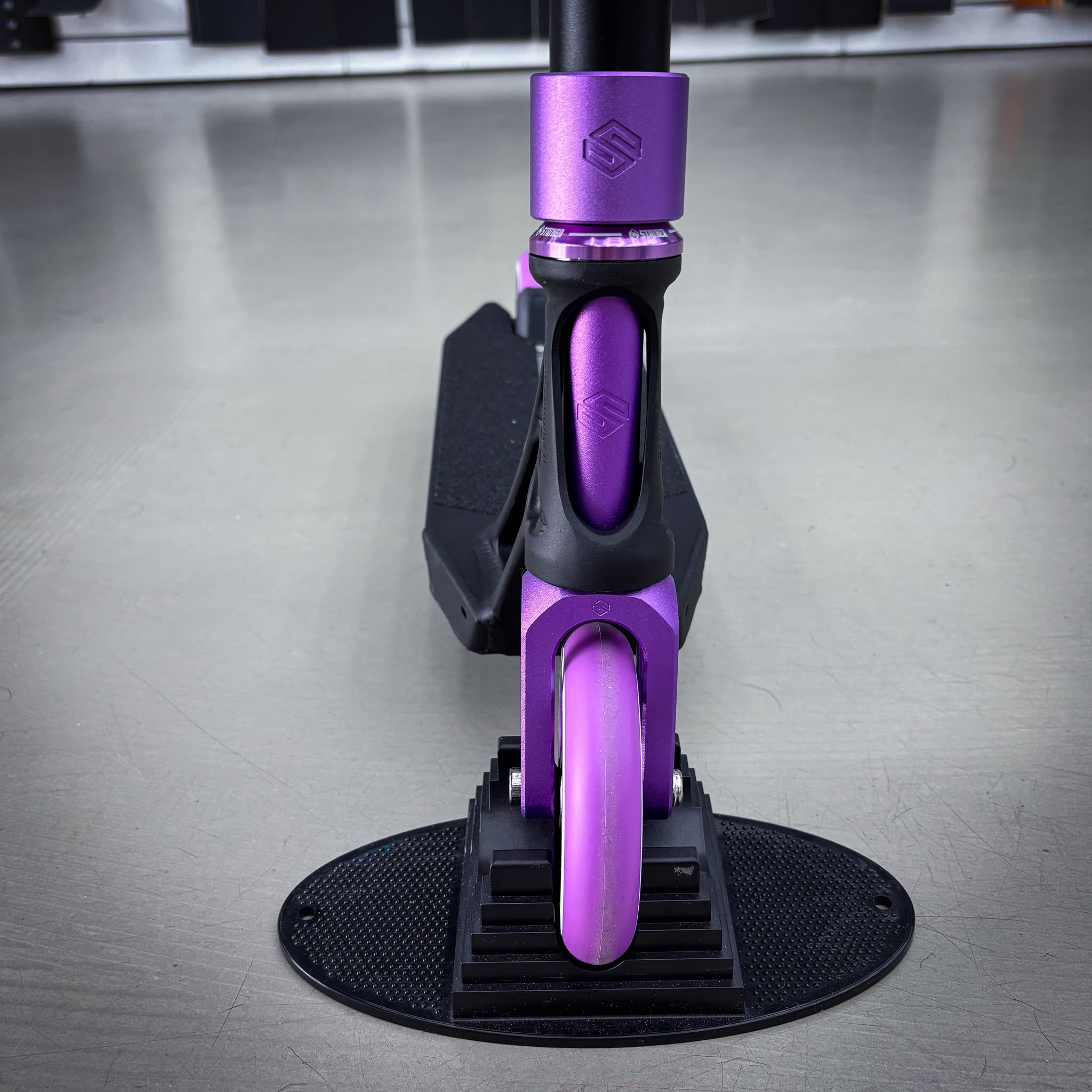 Striker Ethic Pande Custom Build - Schwarz/Lila-ScootWorld.de