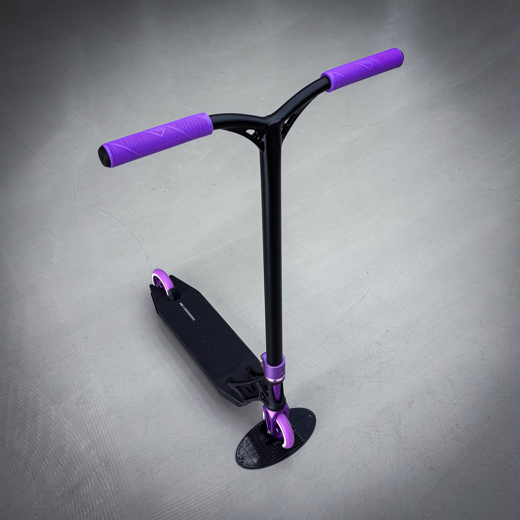 Striker Ethic Pande Custom Build - Schwarz/Lila-ScootWorld.de