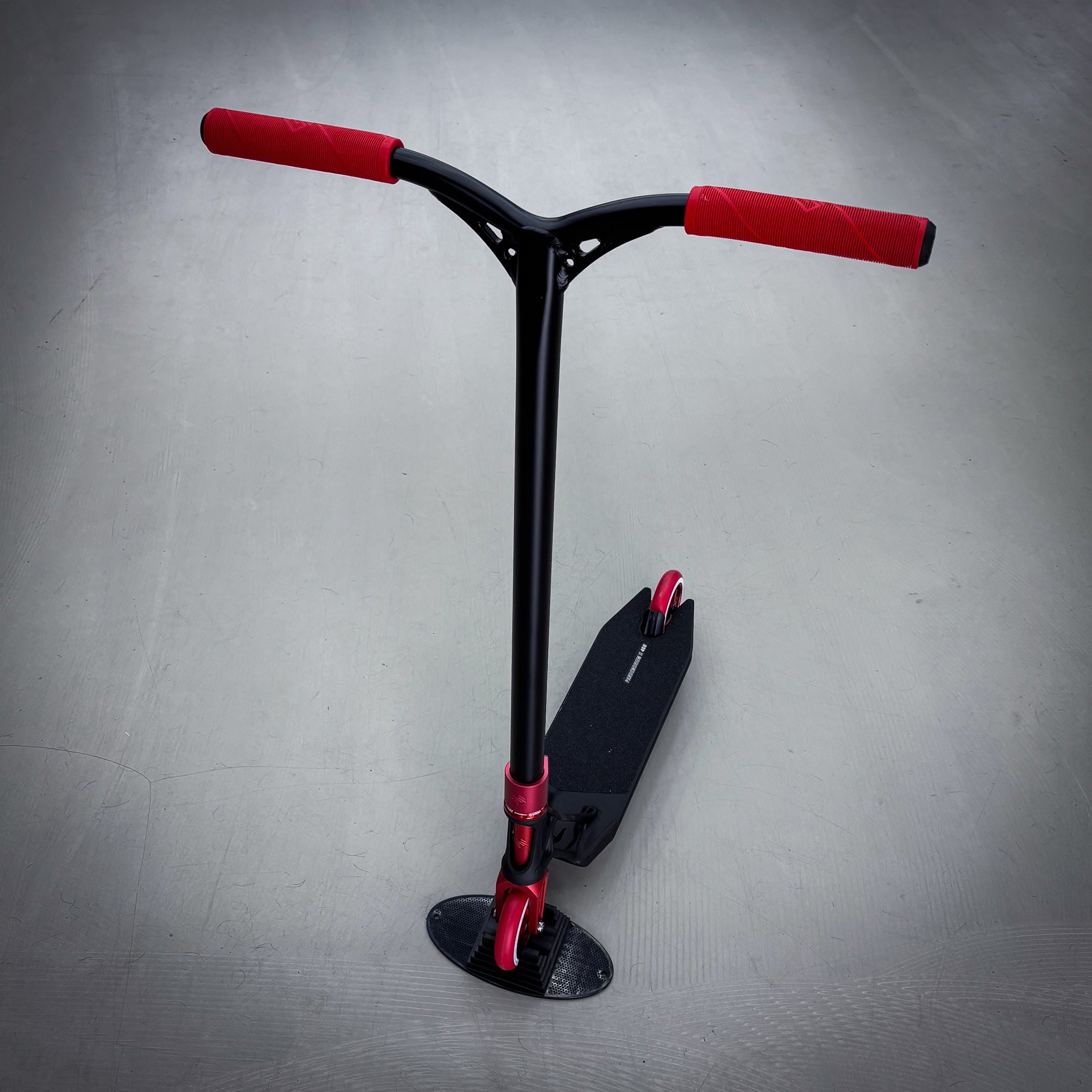 Striker Ethic Pande Custom Build - Schwarz/Rot-ScootWorld.de