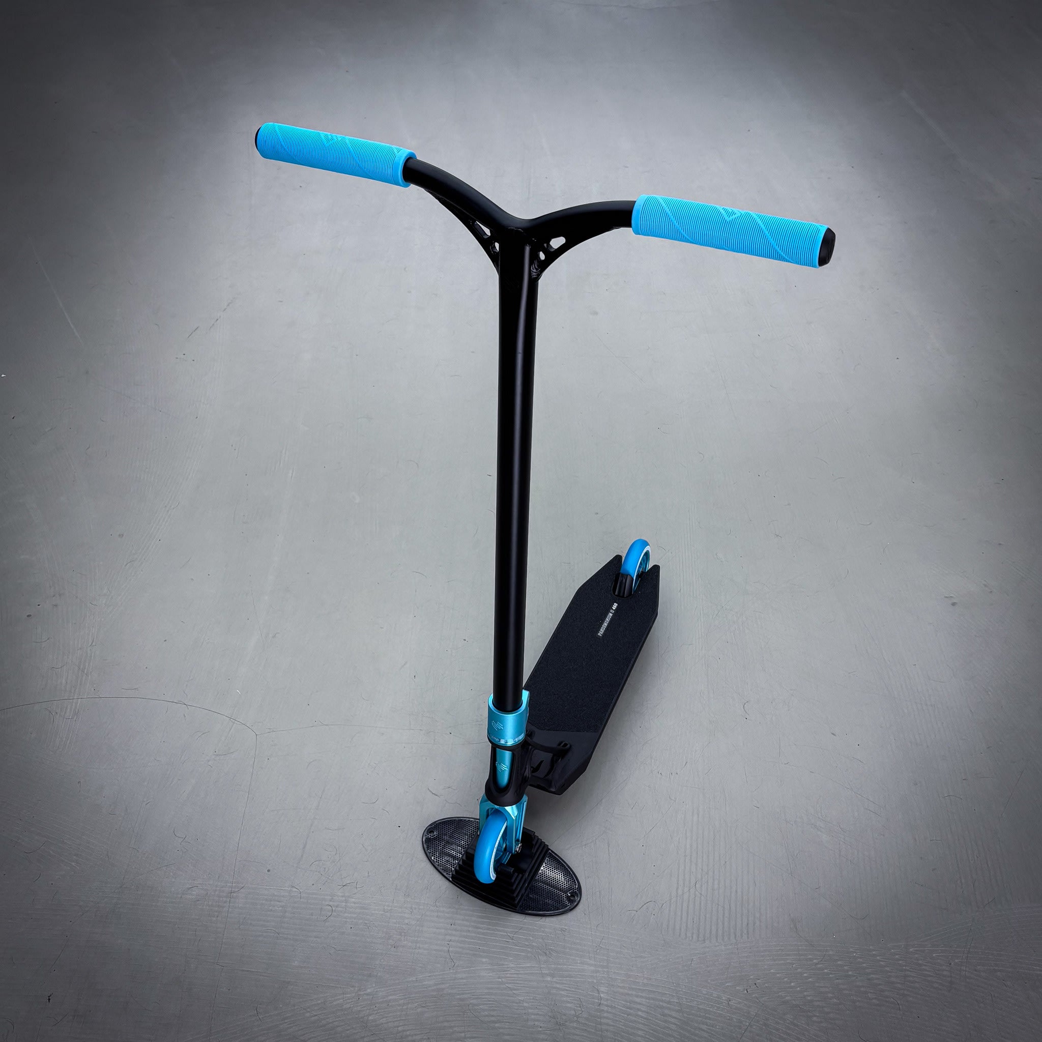 Striker Ethic Pande Custom Build - Schwarz/Türkis-ScootWorld.de