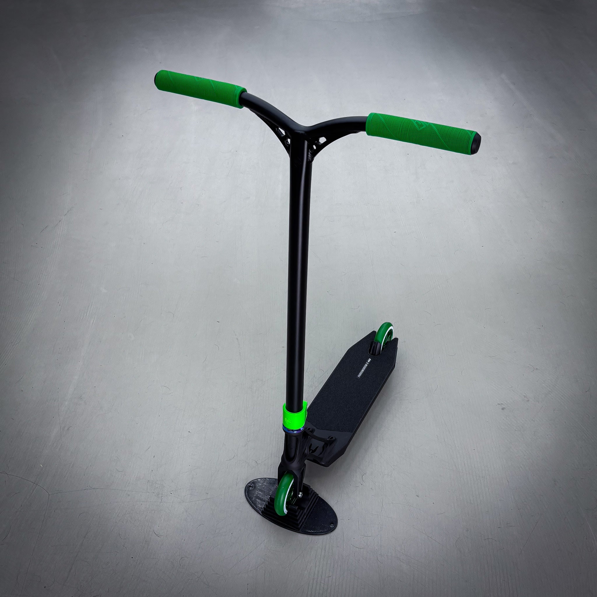 Striker Ethic Pande Custom Build - Schwarz/Grün-ScootWorld.de