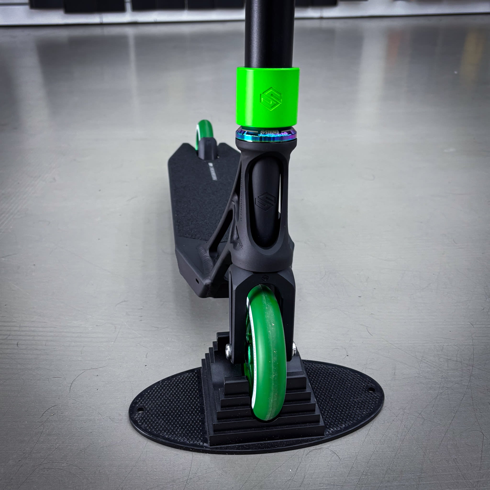 Striker Ethic Pande Custom Build - Schwarz/Grün-ScootWorld.de