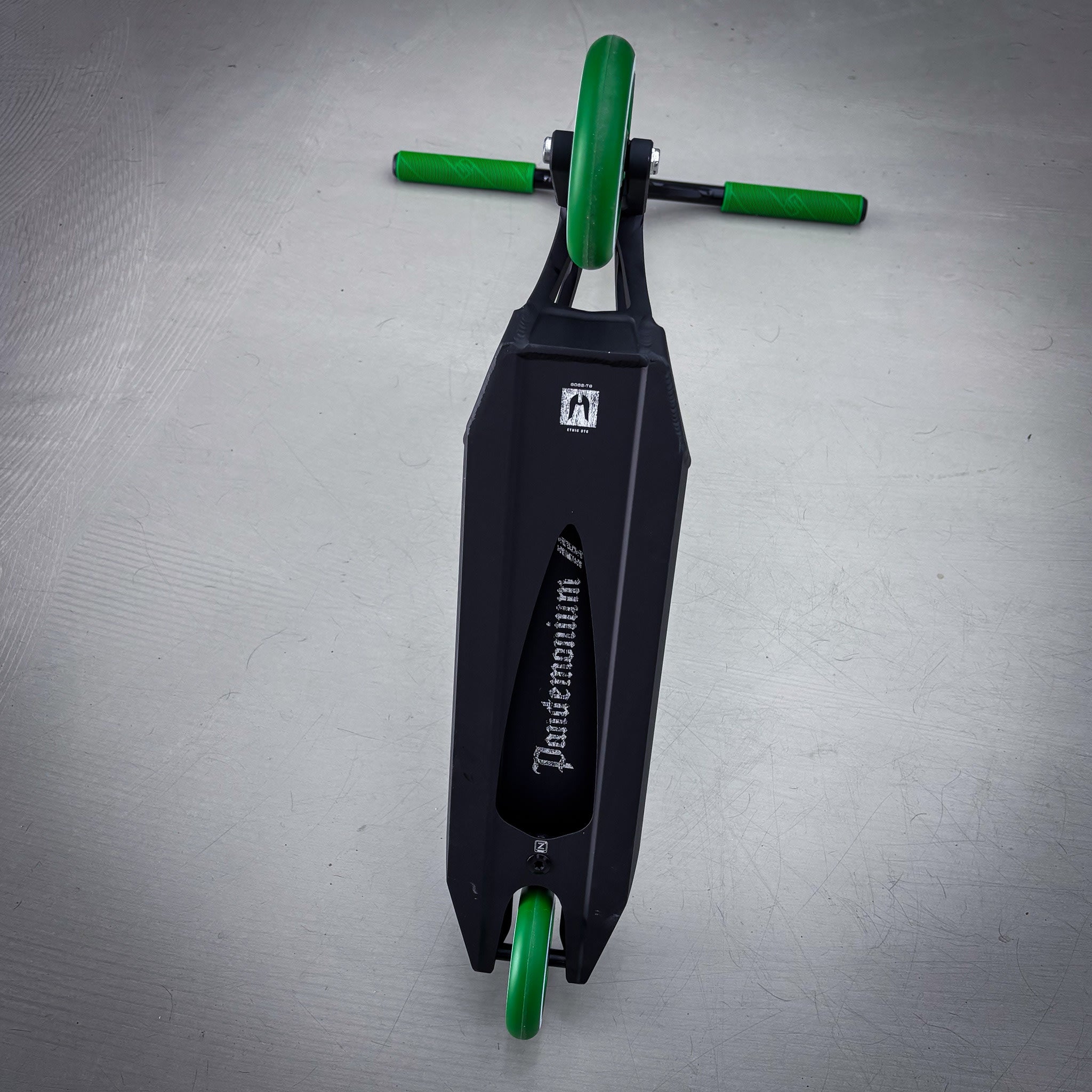 Striker Ethic Pande Custom Build - Schwarz/Grün-ScootWorld.de