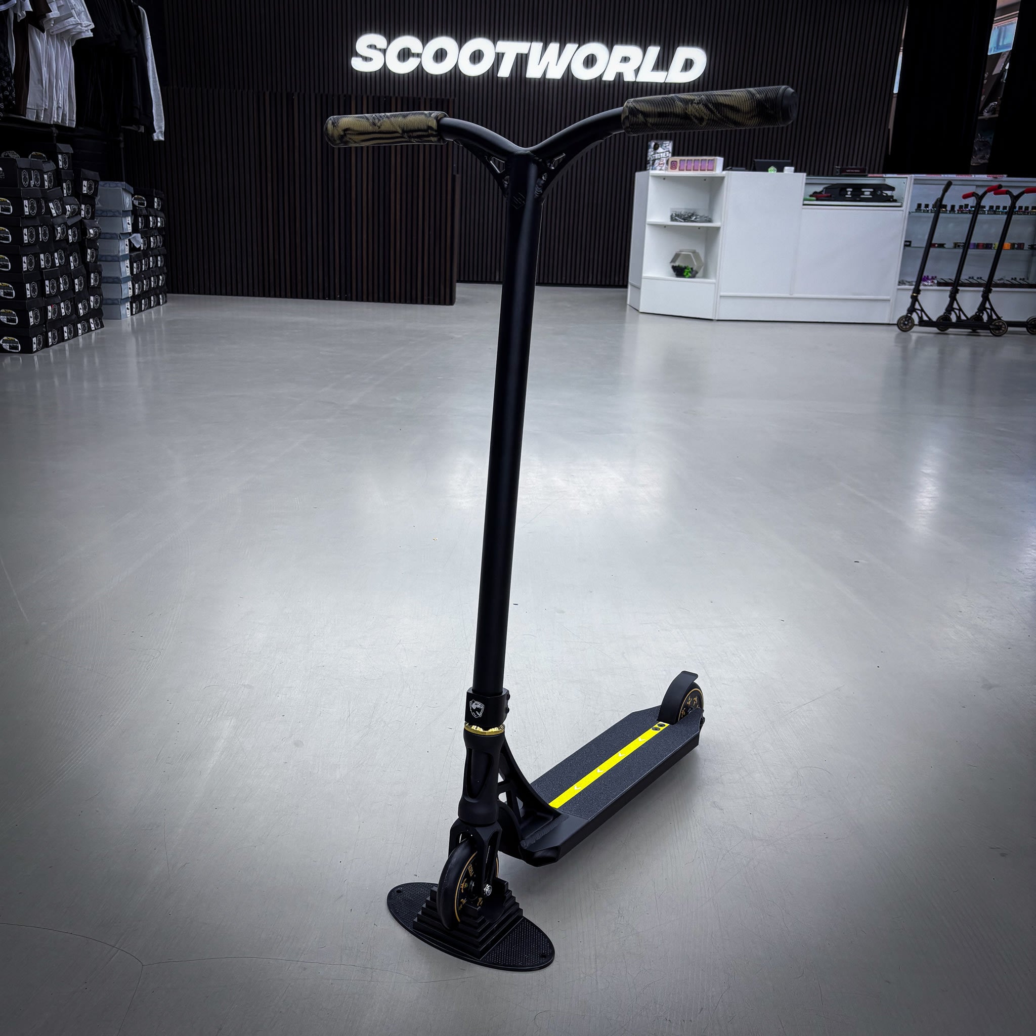Striker Panda Custom Build - Black/Gold-ScootWorld.de