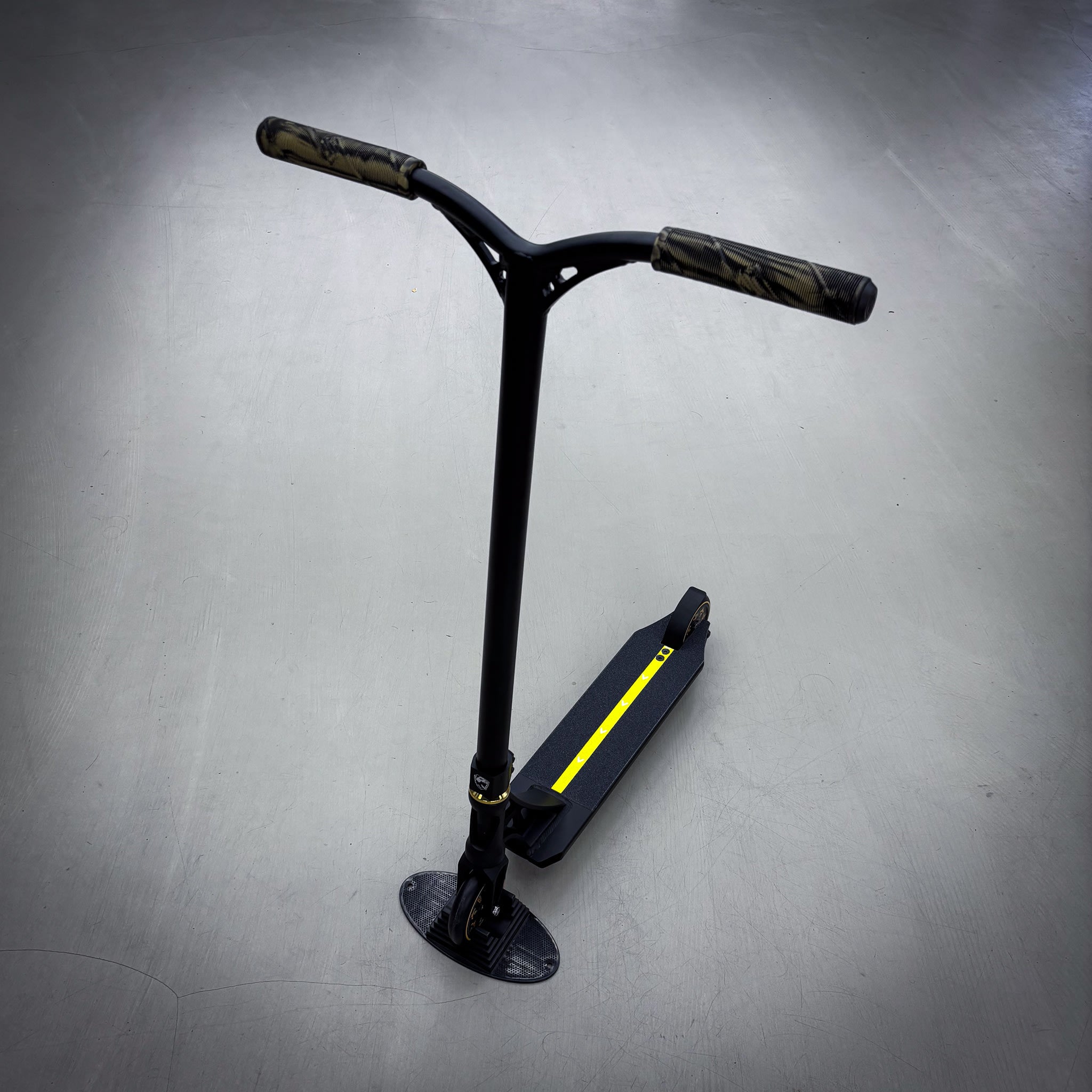 Striker Panda Custom Build - Black/Gold-ScootWorld.de