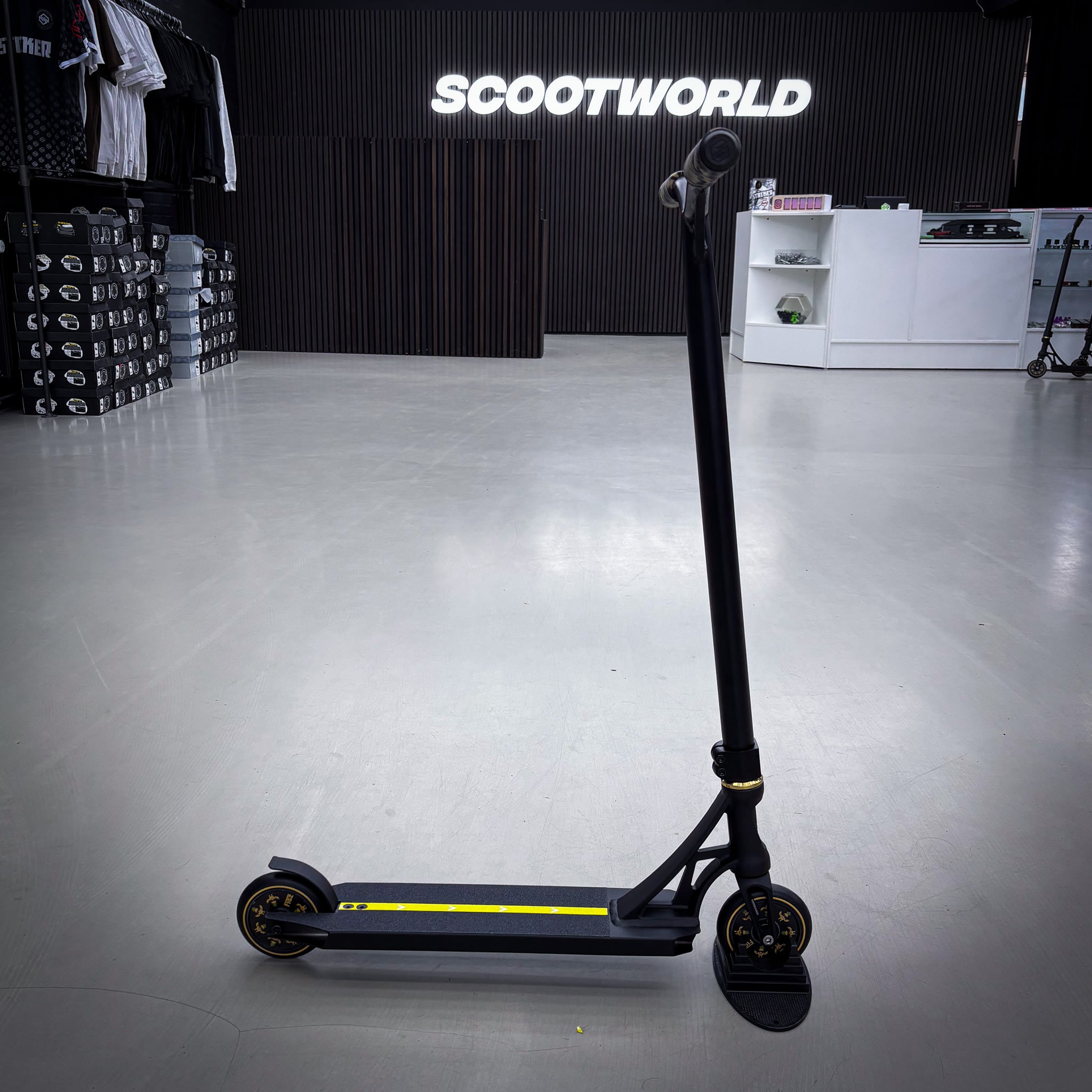 Striker Panda Custom Build - Black/Gold-ScootWorld.de