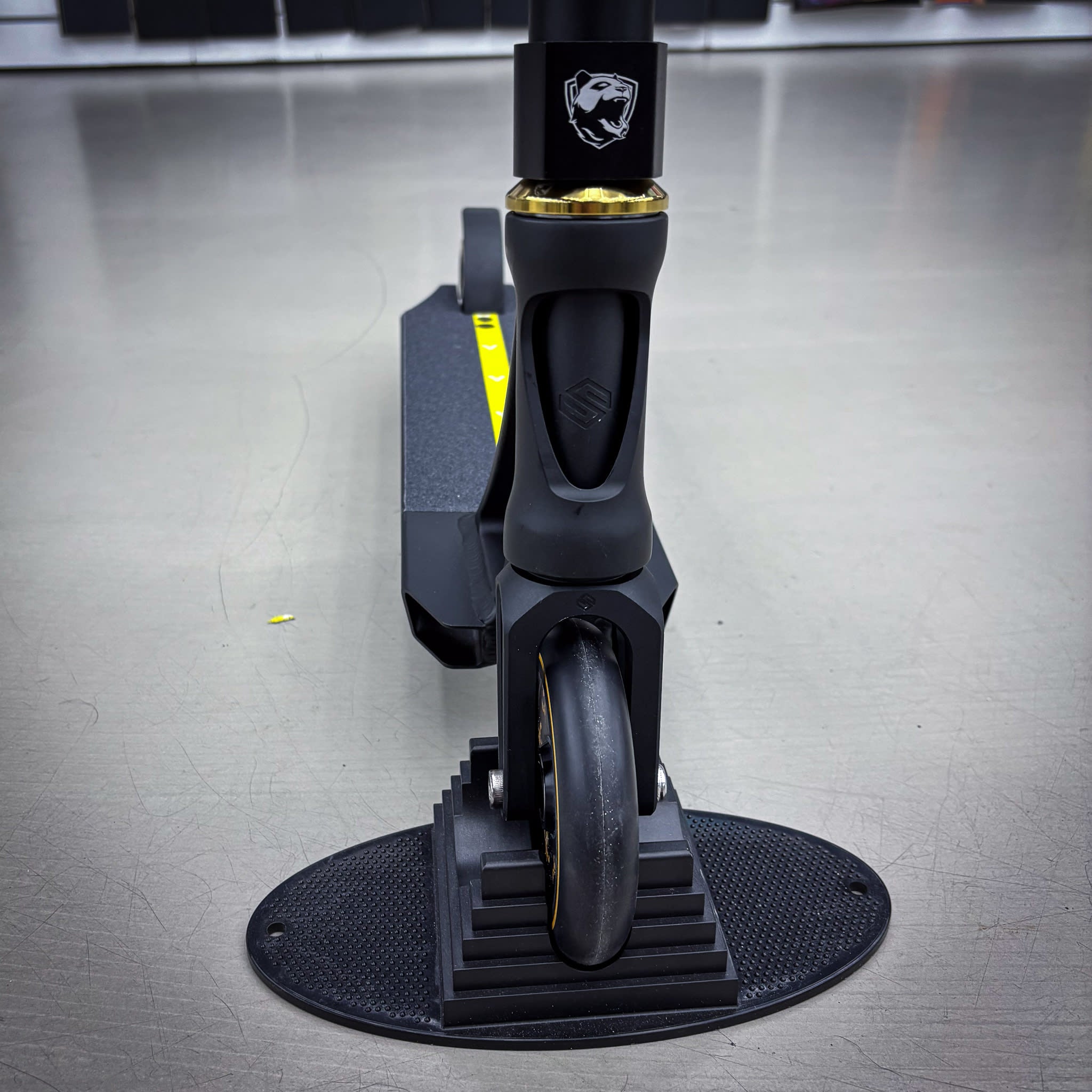 Striker Panda Custom Build - Black/Gold-ScootWorld.de