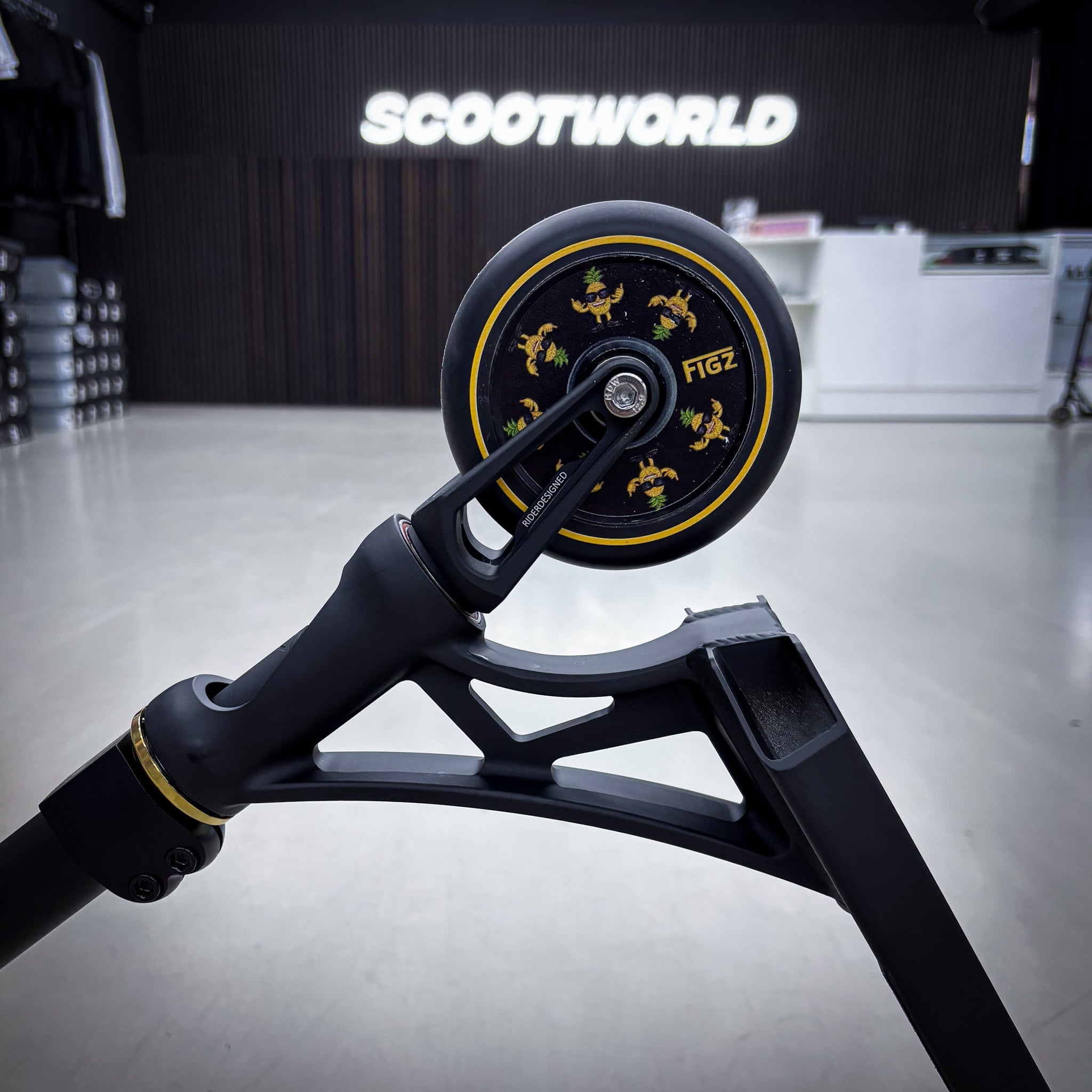 Striker Panda Custom Build - Black/Gold-ScootWorld.de
