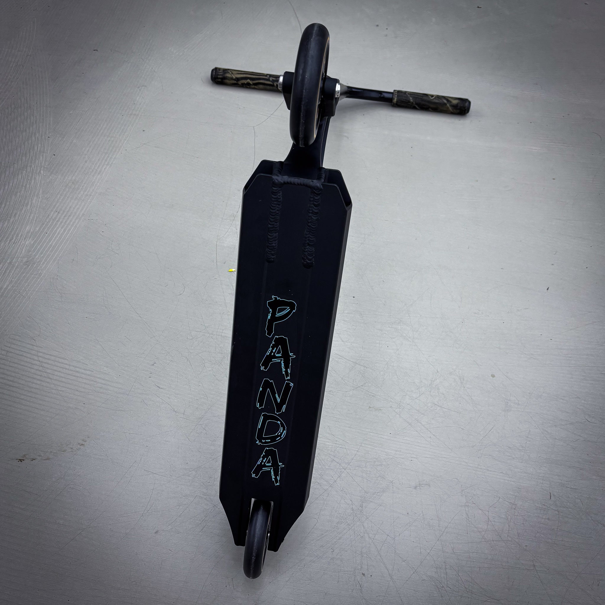 Striker Panda Custom Build - Black/Gold-ScootWorld.de