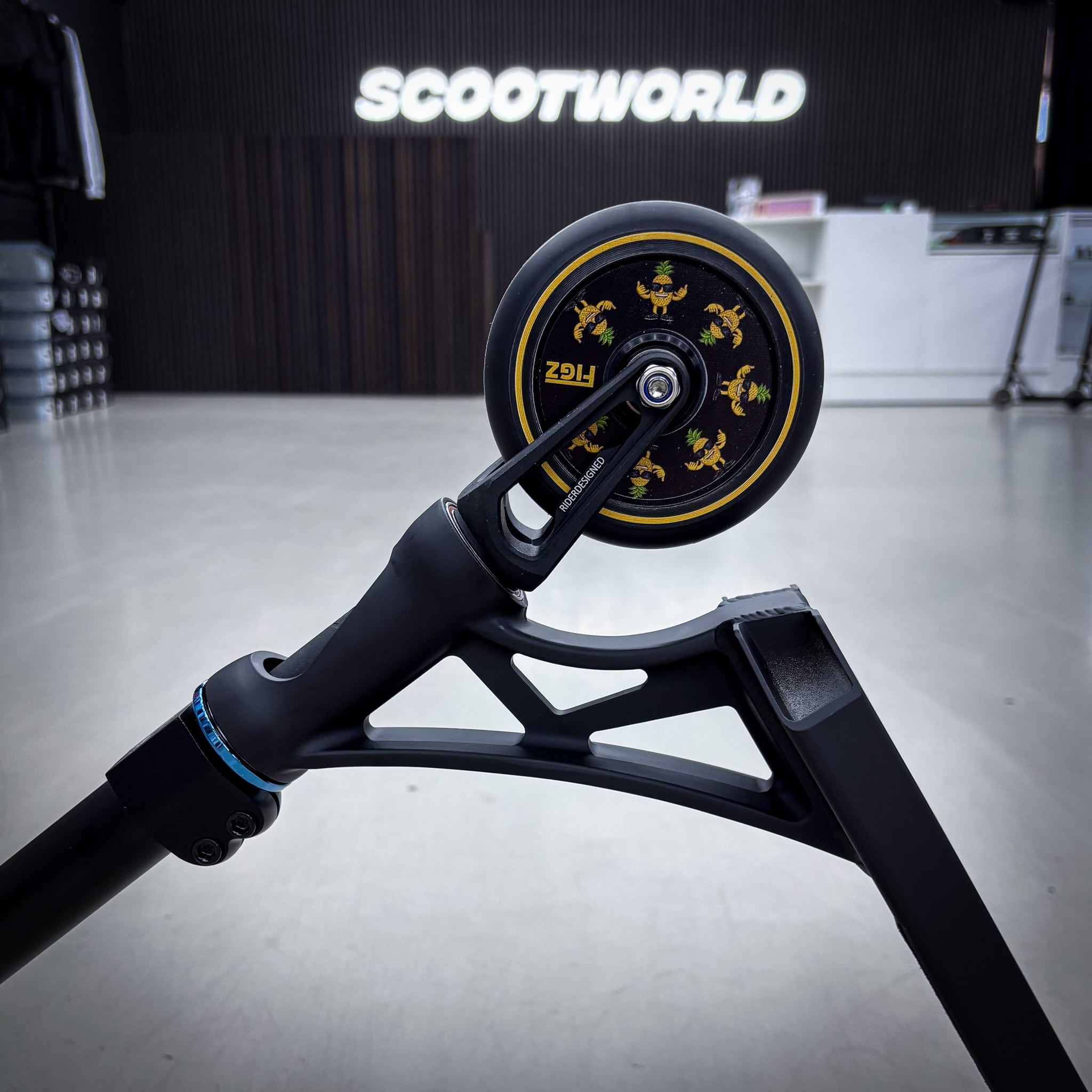 Striker Panda Custom Build - Schwarz/Blau-ScootWorld.de