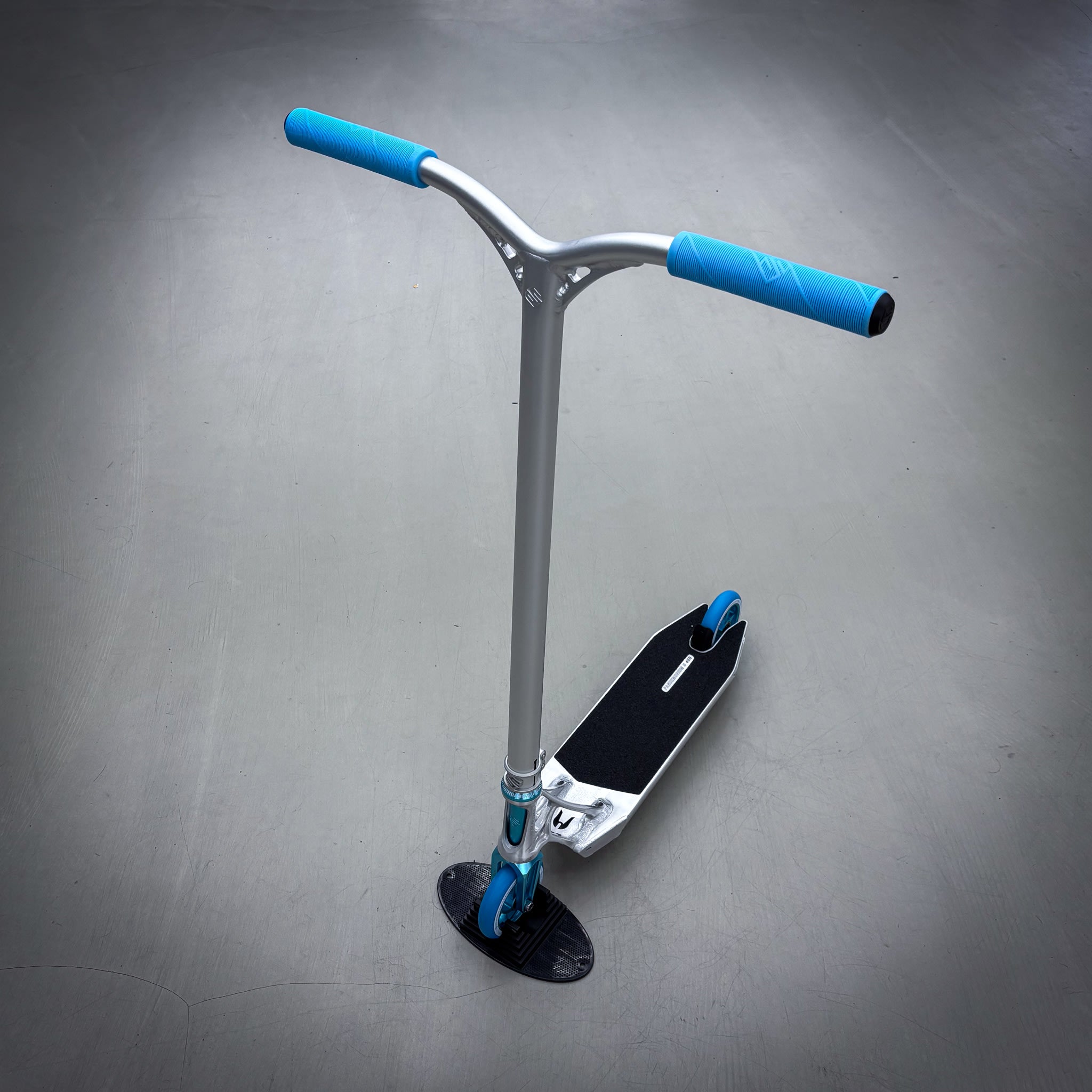 Striker Ethic 460mm Silver Teal Custom Build - Silber/Türkis-ScootWorld.de