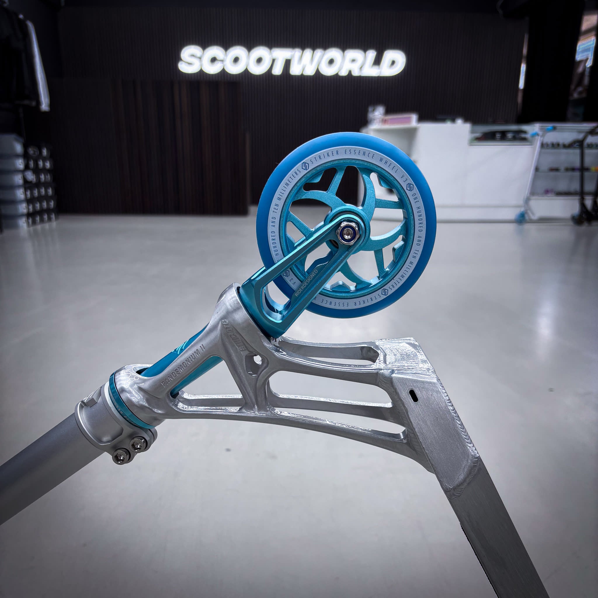 Striker Ethic 460mm Silver Teal Custom Build - Silber/Türkis-ScootWorld.de