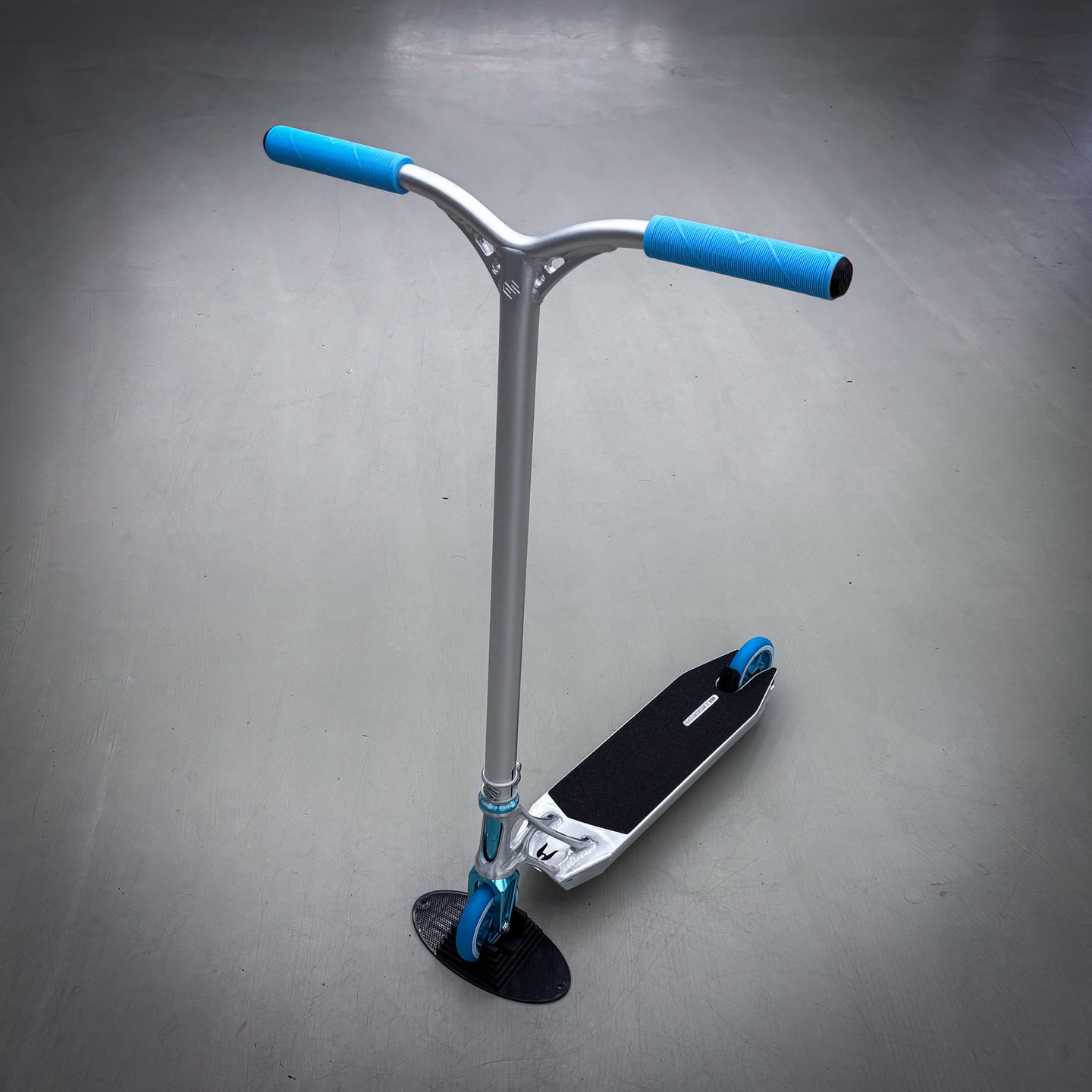 Striker Ethic 500mm Silver Teal Custom Build - Silber/Türkis-ScootWorld.de