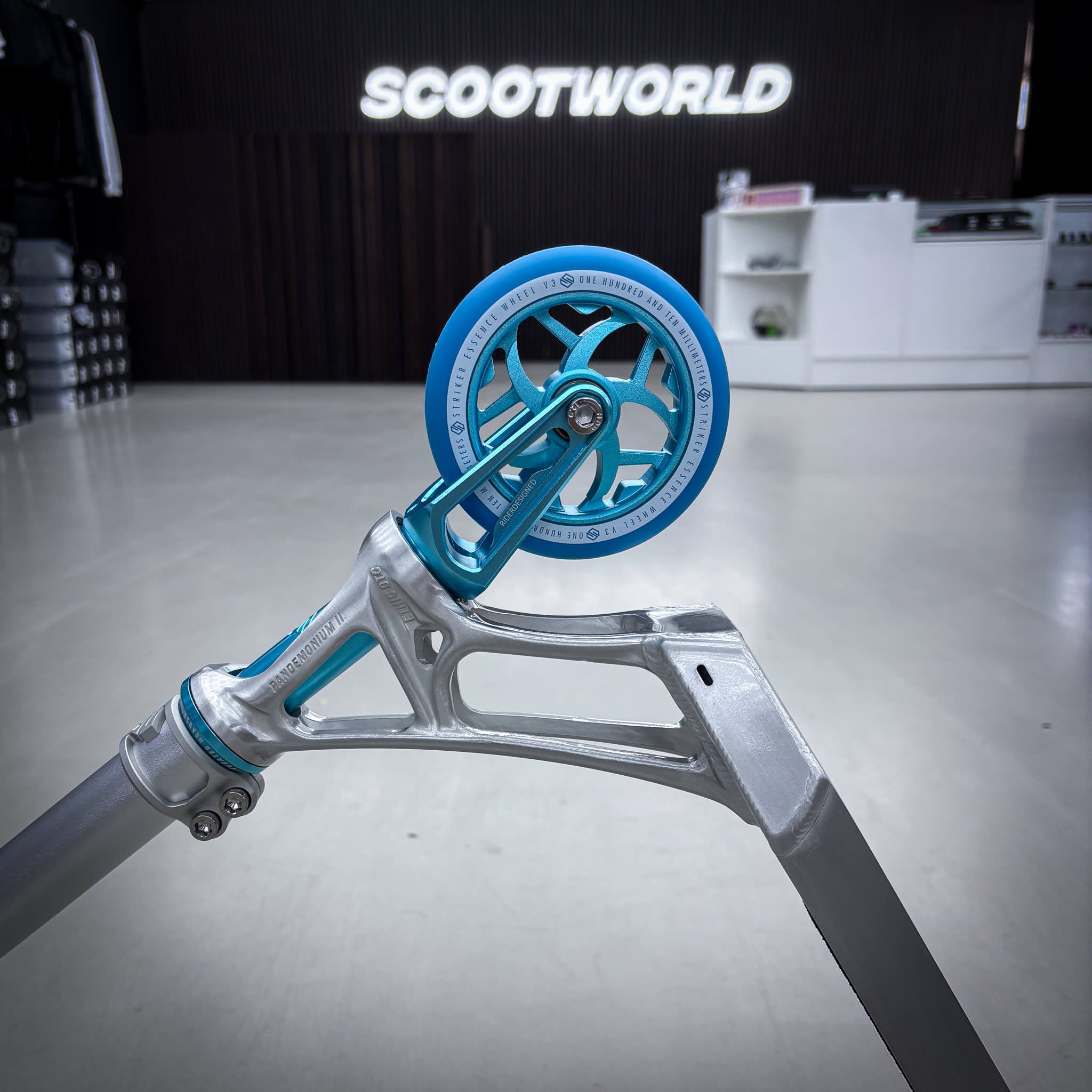 Striker Ethic 500mm Silver Teal Custom Build - Silver/Teal-ScootWorld.de