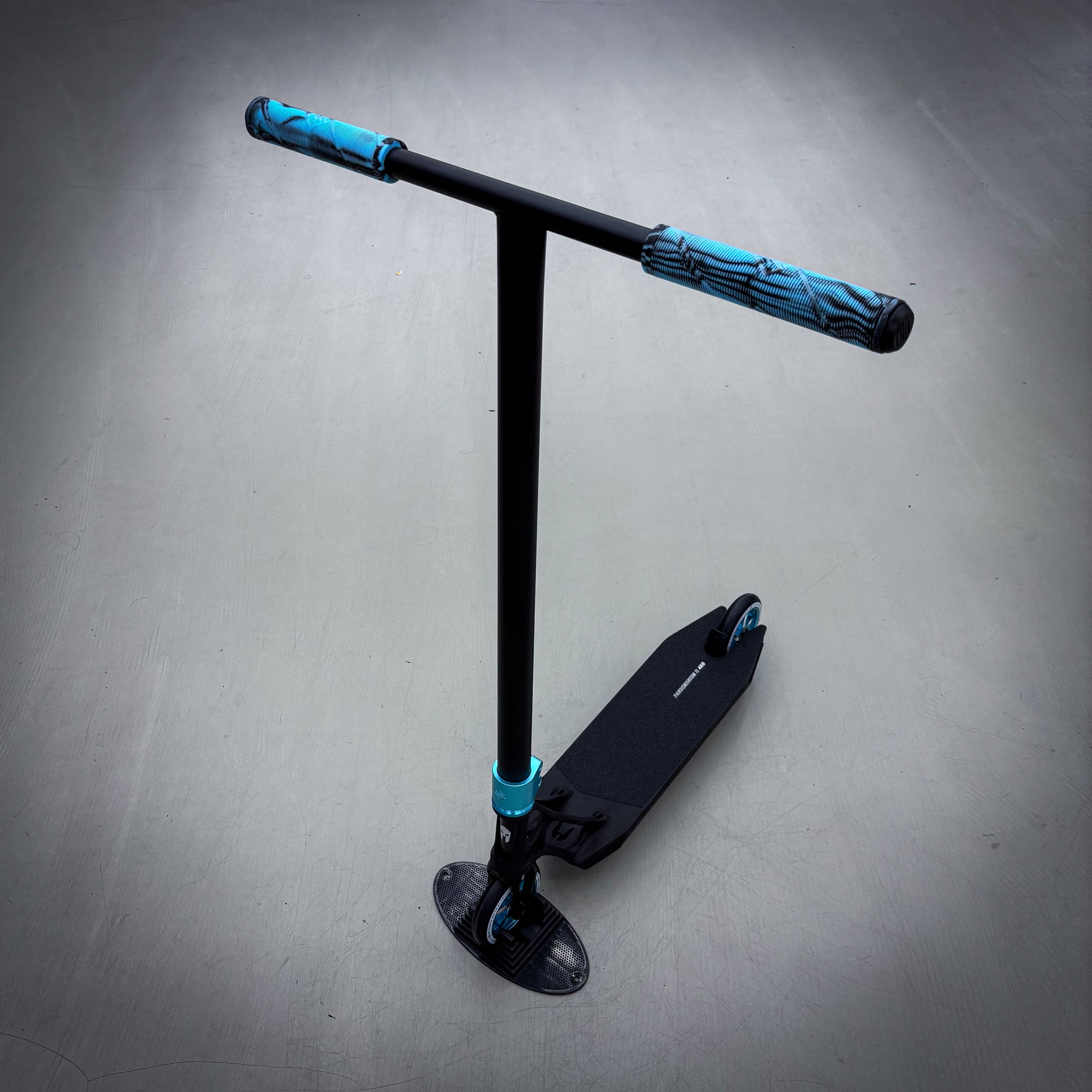 Striker Ethic 460mm Black Teal Custom Build - Schwarz/Türkis-ScootWorld.de