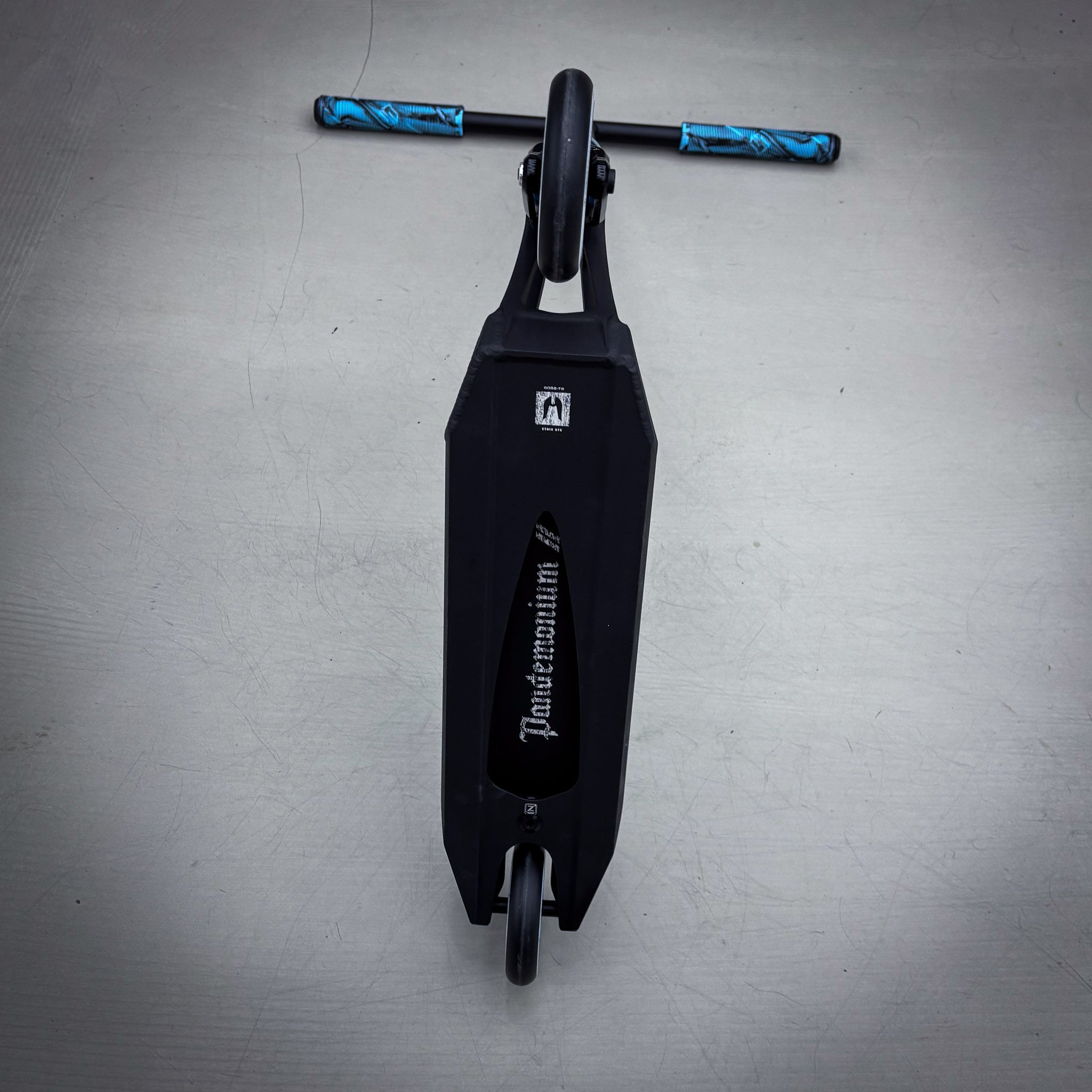 Striker Ethic 460mm Black Teal Custom Build - Schwarz/Türkis-ScootWorld.de