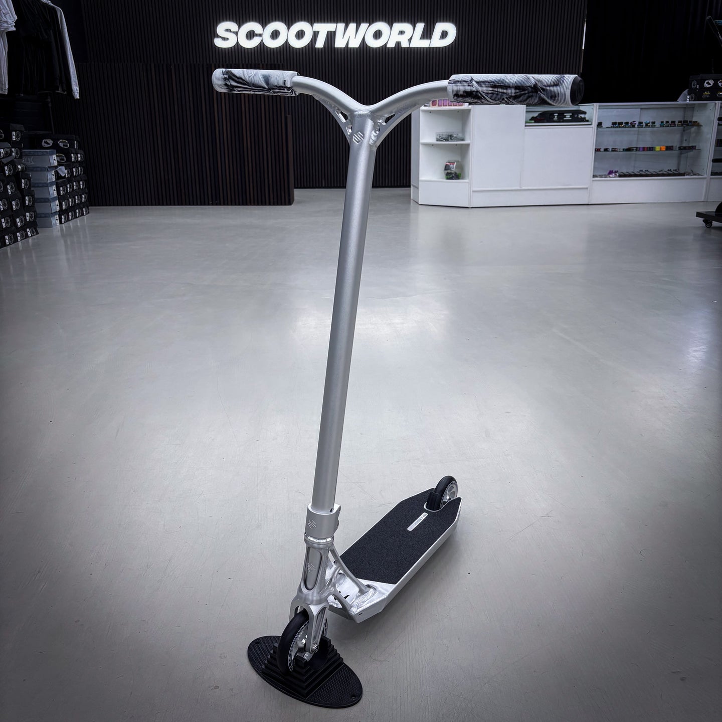 Striker Ethic Silver Custom Build - Silber-ScootWorld.de