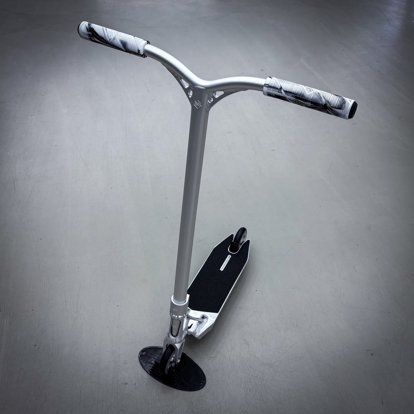 Striker Ethic Silver Custom Build - Silber-ScootWorld.de