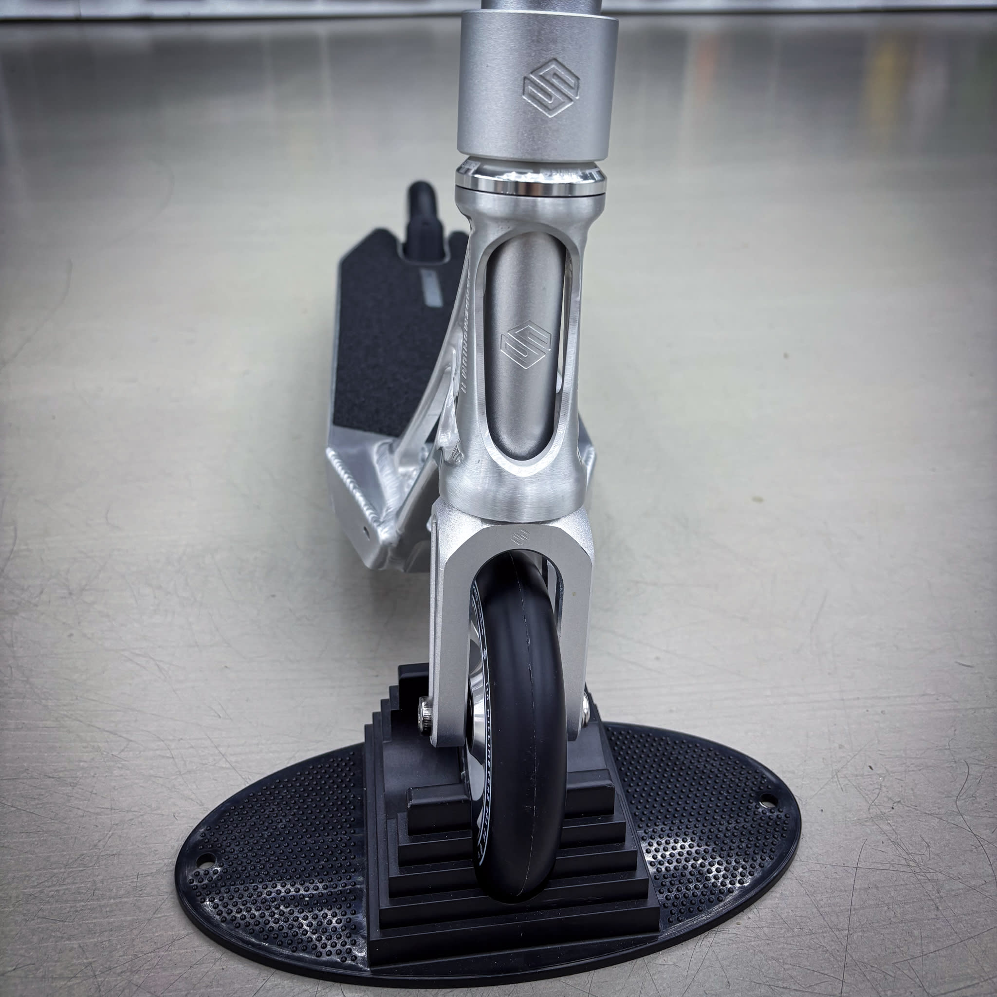 Striker Ethic Silver Custom Build - Silber-ScootWorld.de