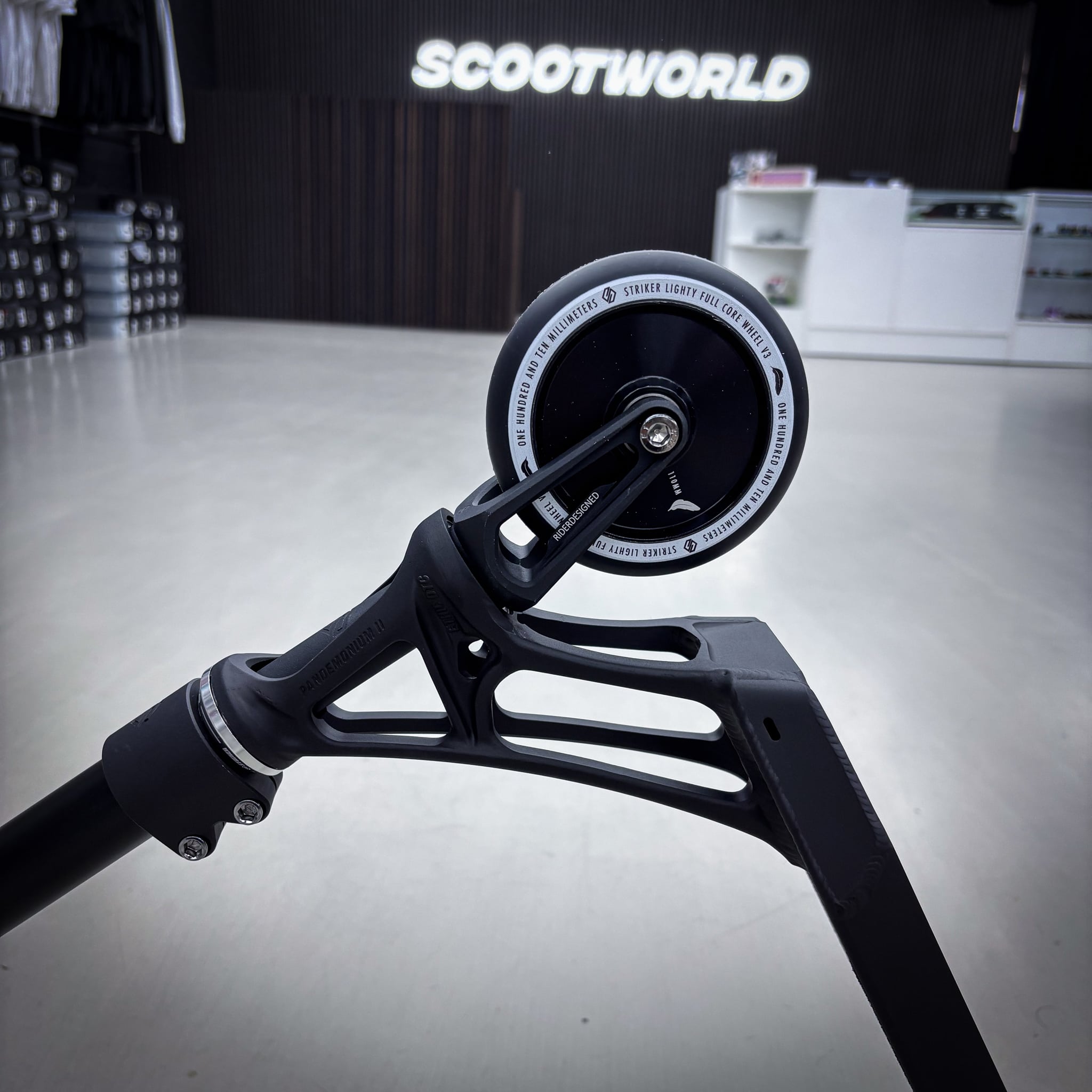 Striker Ethic Black Custom Build - Schwarz-ScootWorld.de