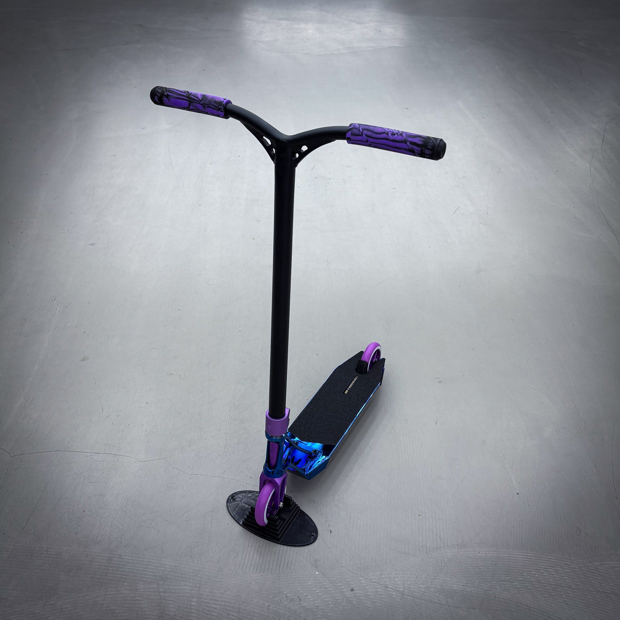 Striker Ethic Blue/Purple 460 Custom Build - Schwarz/Blau/Lila-ScootWorld.de